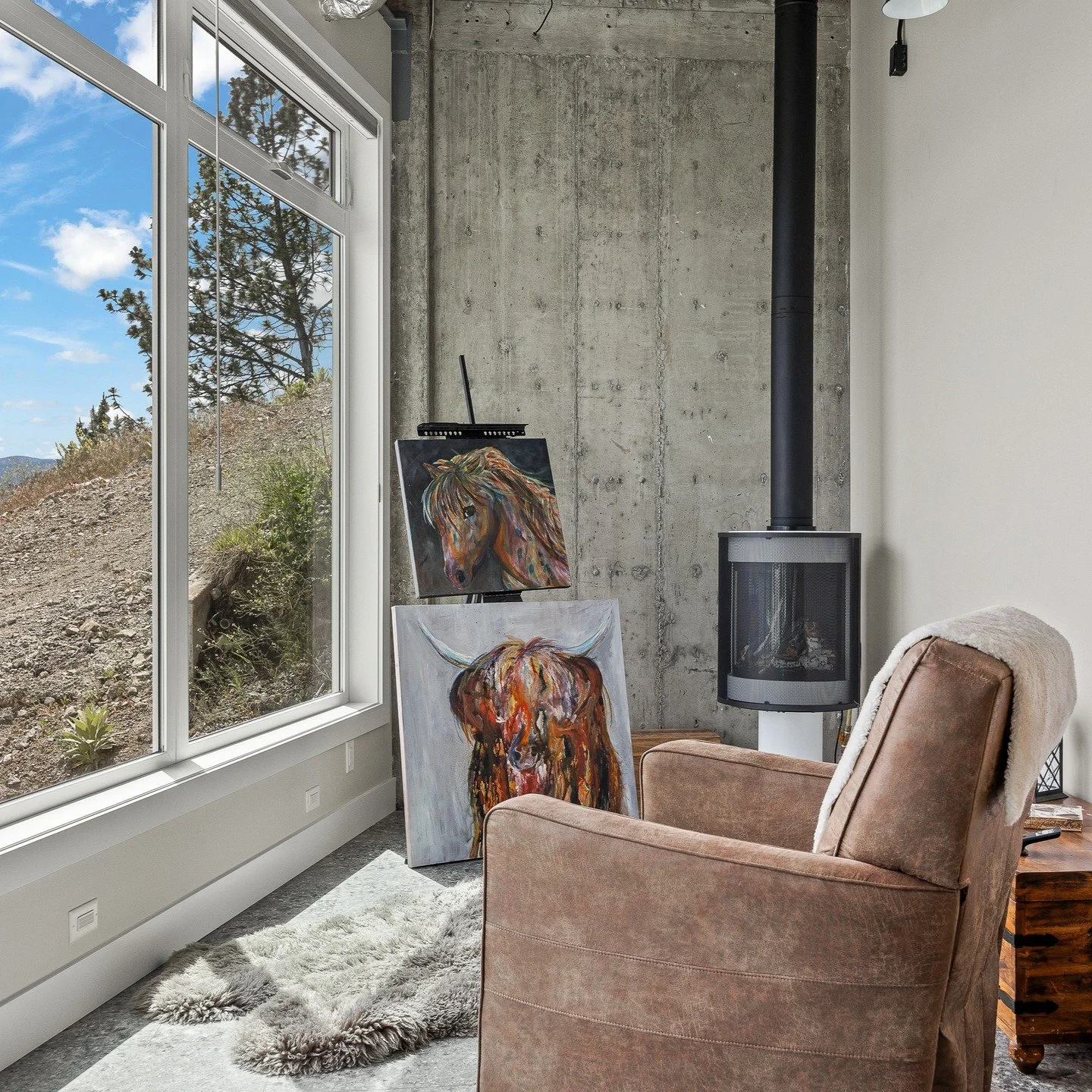 Now that we've arrived in cozy season, I thought it would be a perfect time for some more great fireplaces (part 2)

#OkanaganLiving
#FireplaceGoals
#RealEstatePhotography
#KelownaHomes
#VernonBC
#WestKelowna
#Penticton
#Peachland
#CozyVibes
#Interio