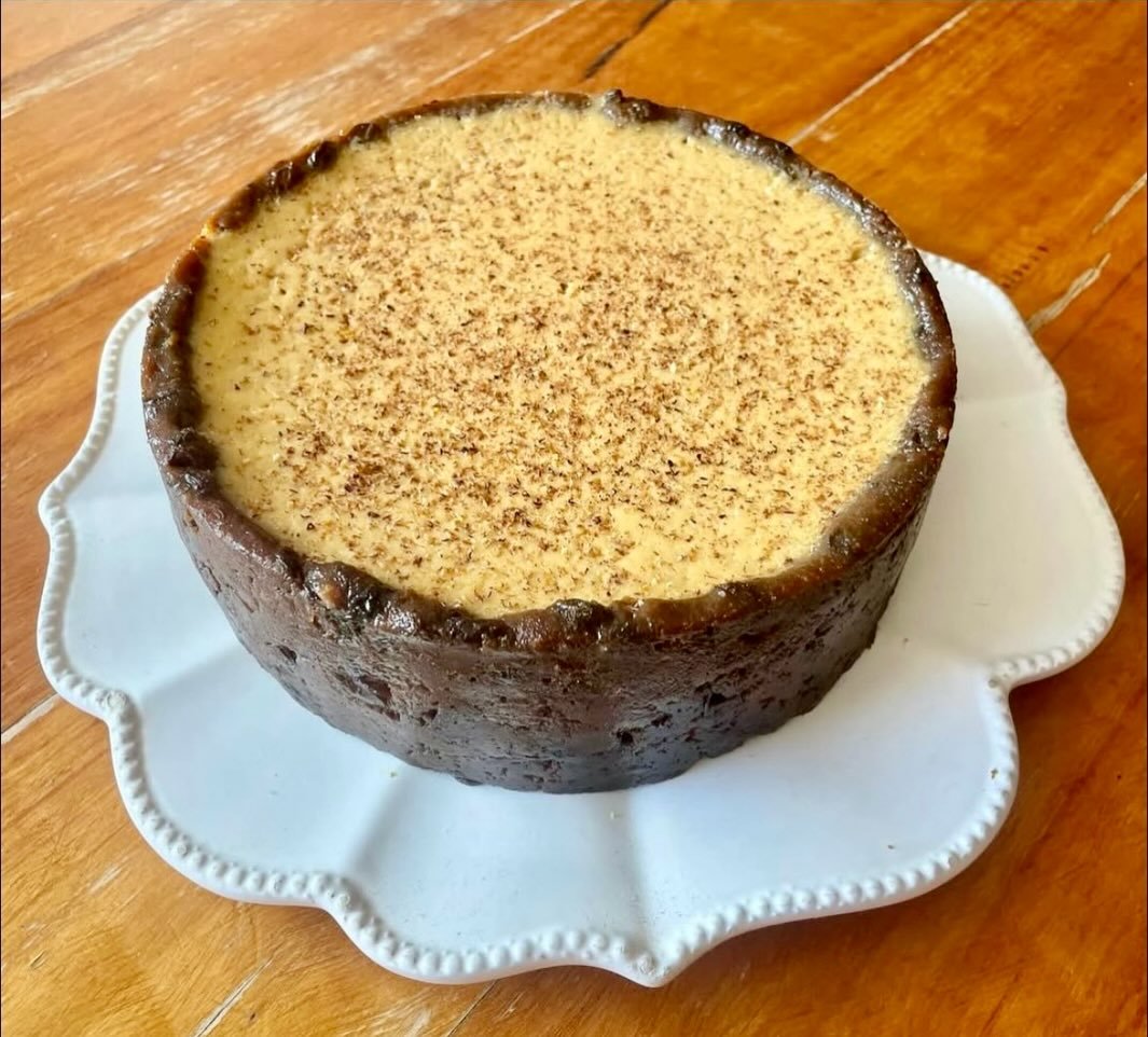 Christmas Pudding Custard Tart. 
Sold Whole for your Christmas Lunch!

A traditional plum pudding lines the tart which is then filled to the brim and baked with a rich egg custard spiked heavily with brandy, vanilla, orange and Christmas spices. 

Ba