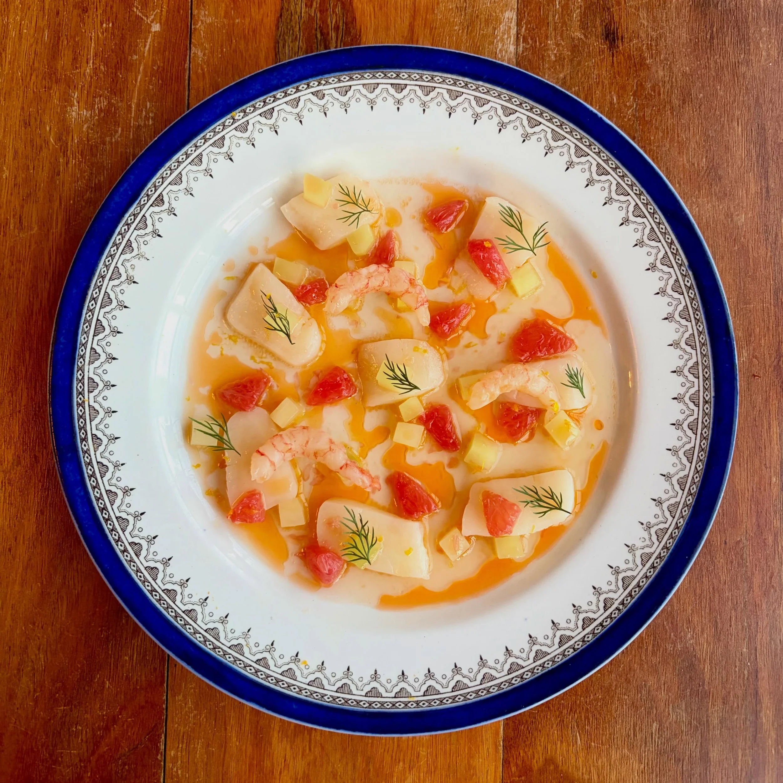 Raw Scallops &amp; Sweet Prawns, Celtuce &amp; Grapefruit with a dressing of Verjus, Lobster Oil &amp; Fresh Yuzu Zest. 

@nakunpane with an instant classic 👌🏼

#enterthroughthegiftshop