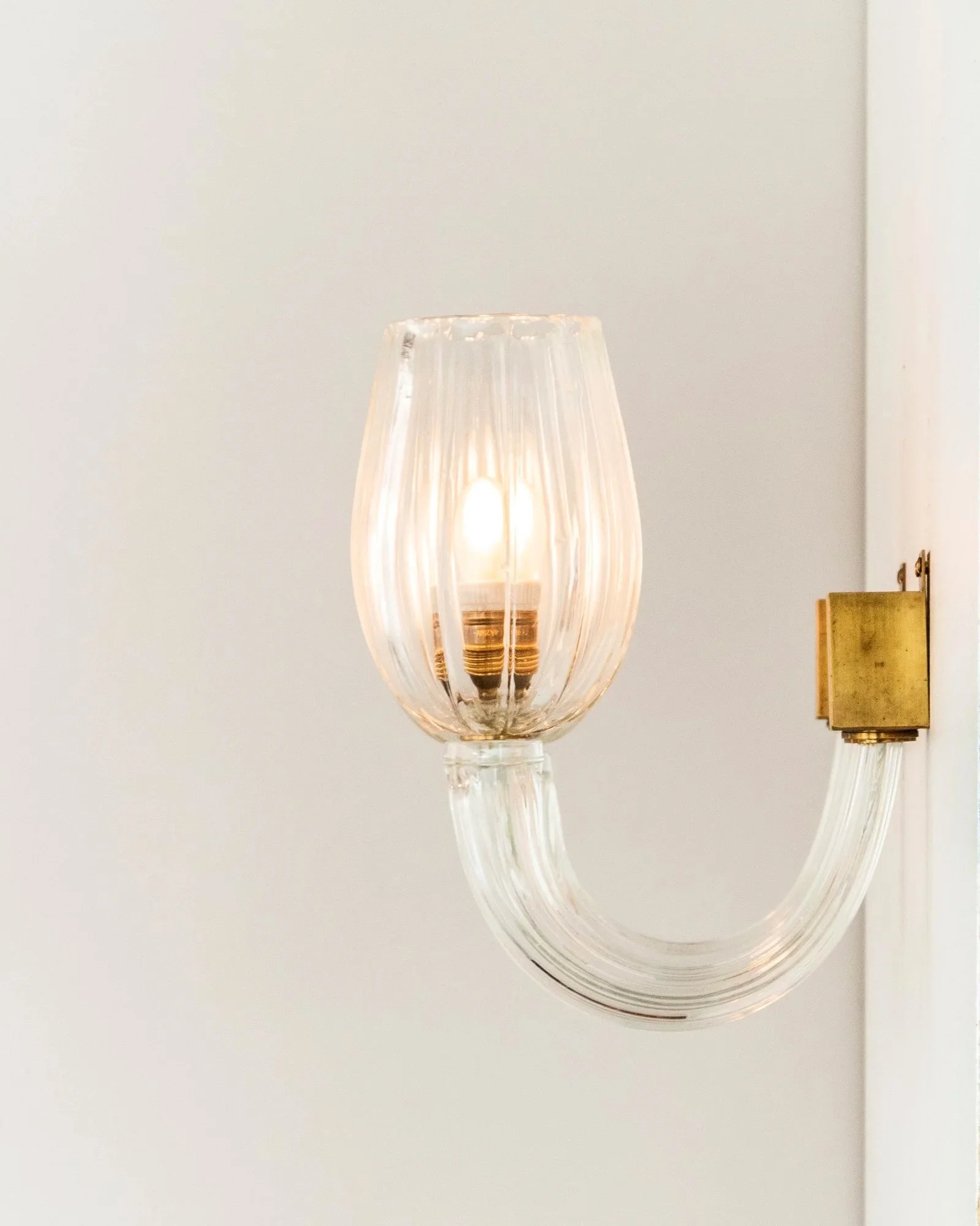 Aesthetiker+Wall+Light+Murano+Glass+Curved+Arm+Brass+Vintage_0003_IMG_0422.jpg