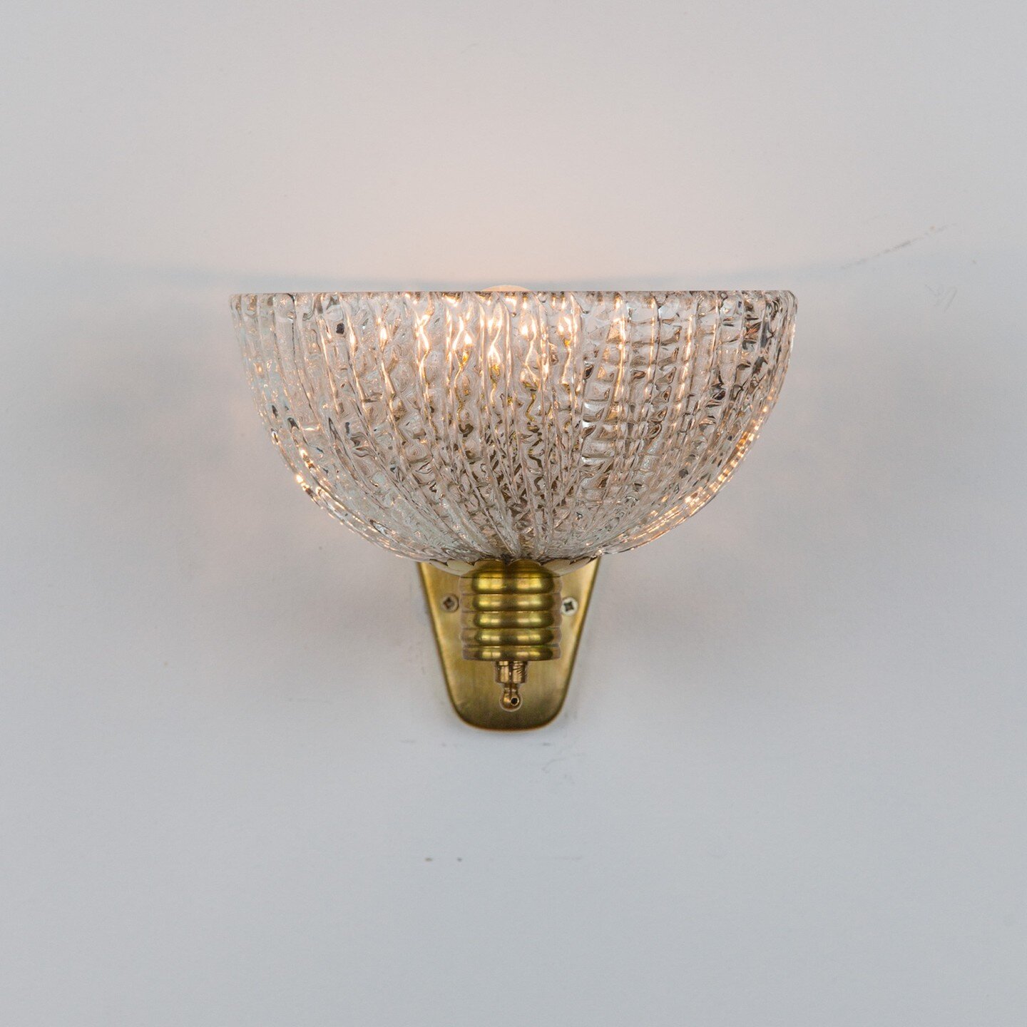 Vintage Italian Barovier Wavy Wall Light, Murano, 1940s

Lovely Italian Barovier wall light with a hemisphere Murano glass shade and wavy arm brass fixture. Sourced from Italy.

Available now online at www.aesthetiker.com.au

#barovier
#murano
#itali