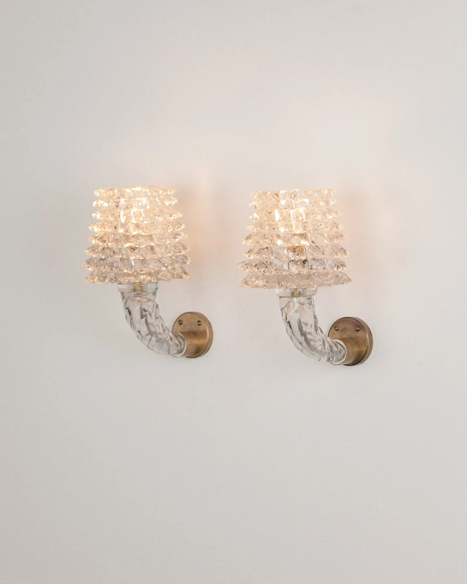 Aesthetiker Wall Lights Murano Rostrato Curved Arm Brass_0012__MG_0653.jpg