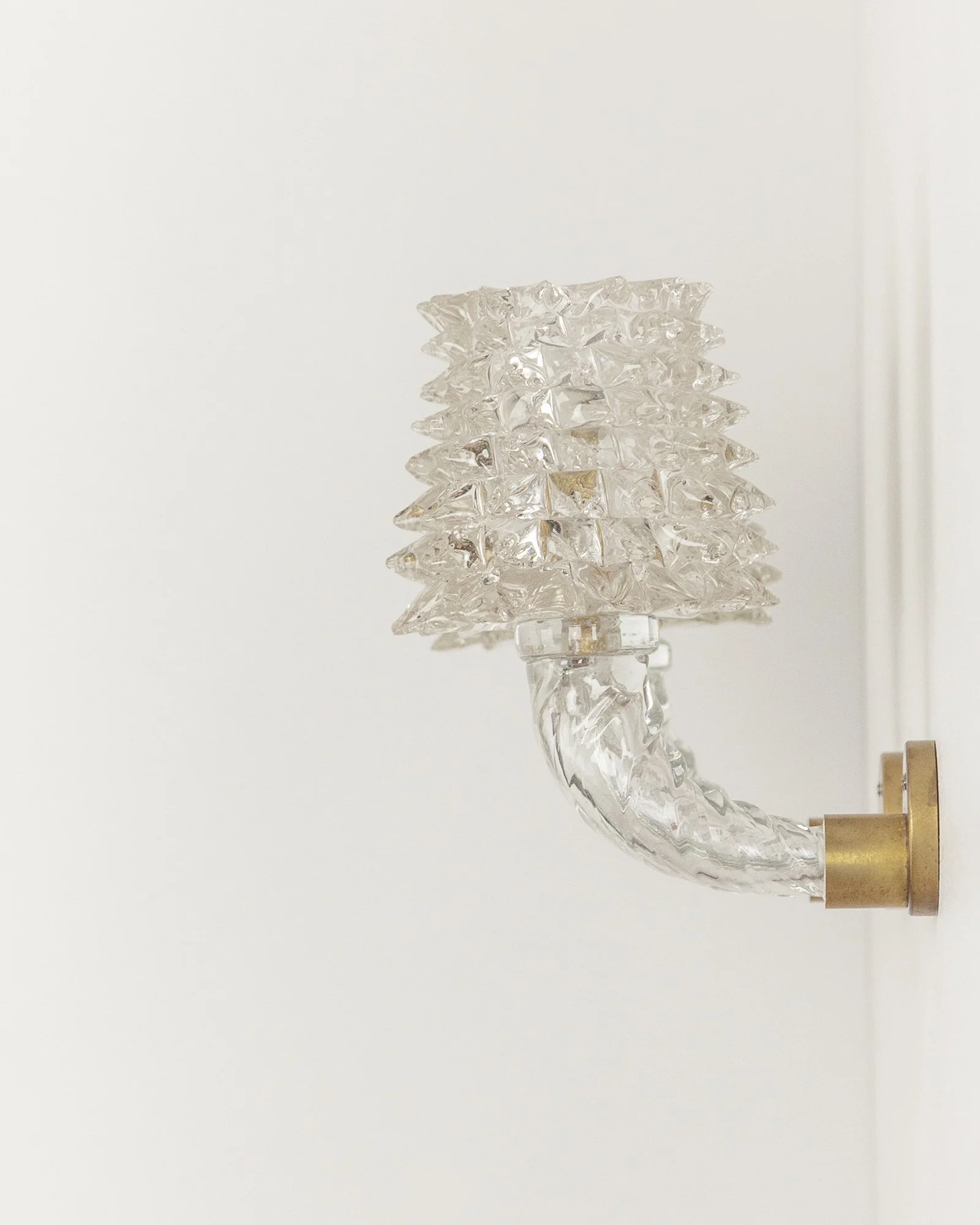 Aesthetiker Wall Lights Murano Rostrato Curved Arm Brass_0008__MG_0661.jpg