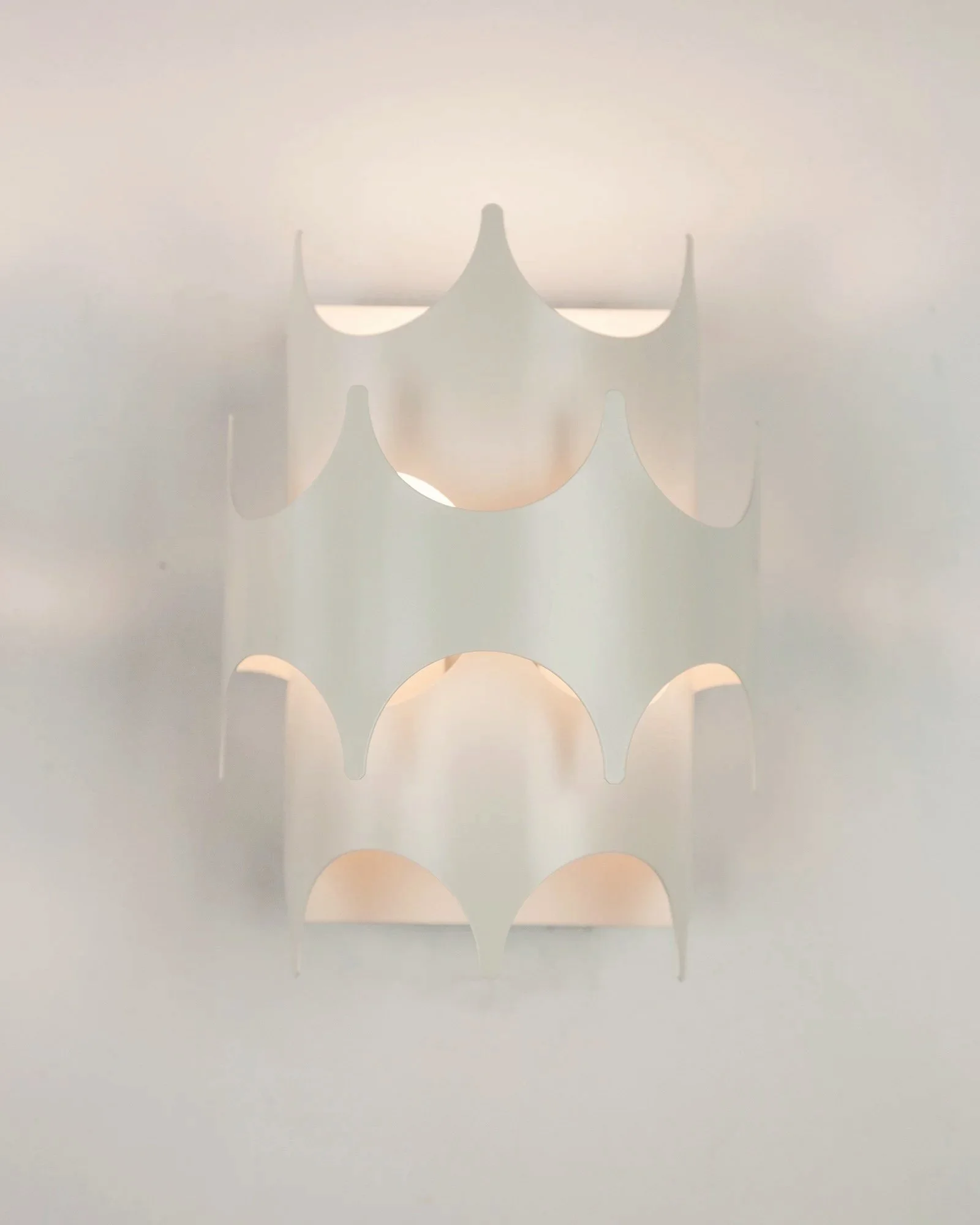 Aesthetiker+WL+Doria+Metal+White+Scalloped_0005__MG_7721.jpg