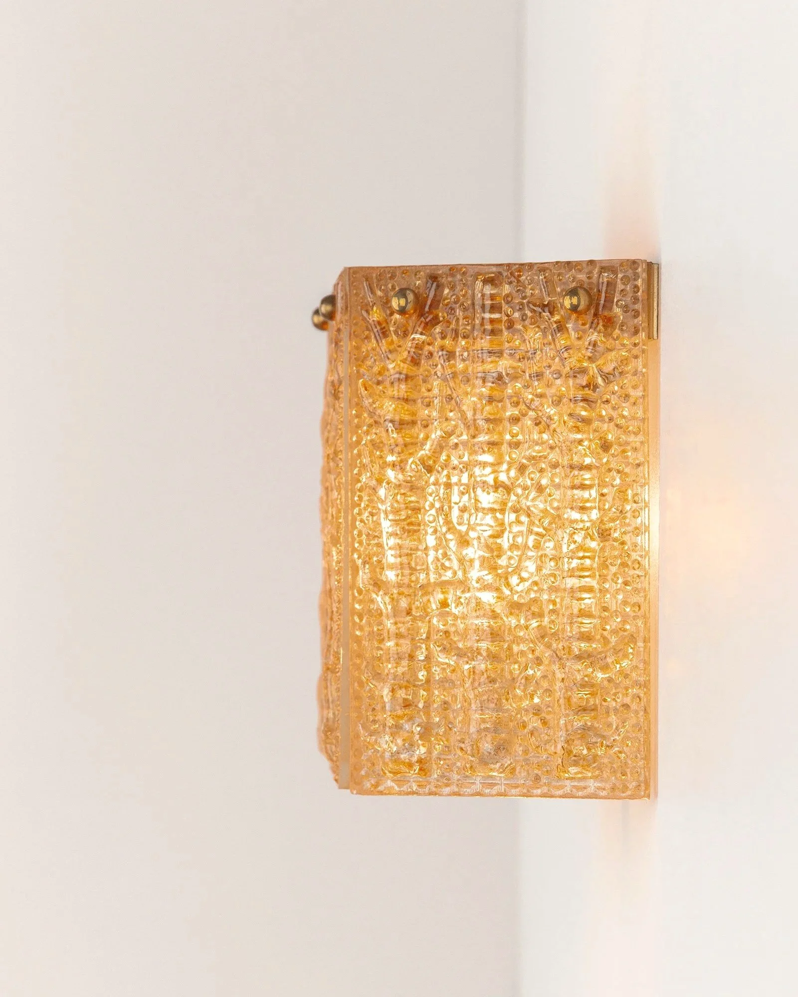 Aesthetiker+Wall+Light+Orrefors+Amber+Glass+Brass+Angular+1970s_0003__MG_9954.jpg