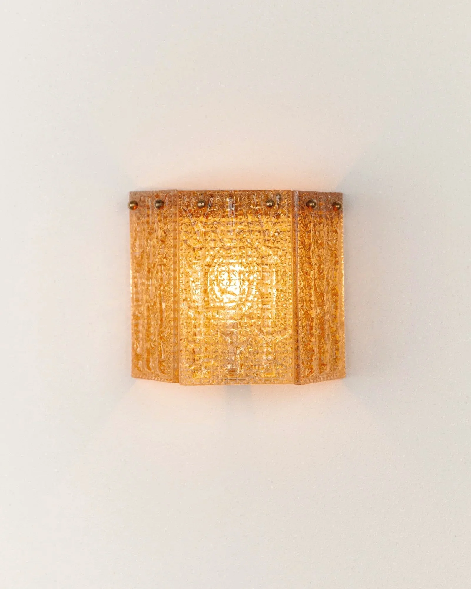 Aesthetiker+Wall+Light+Orrefors+Amber+Glass+Brass+Angular+1970s_0005__MG_9942.jpg