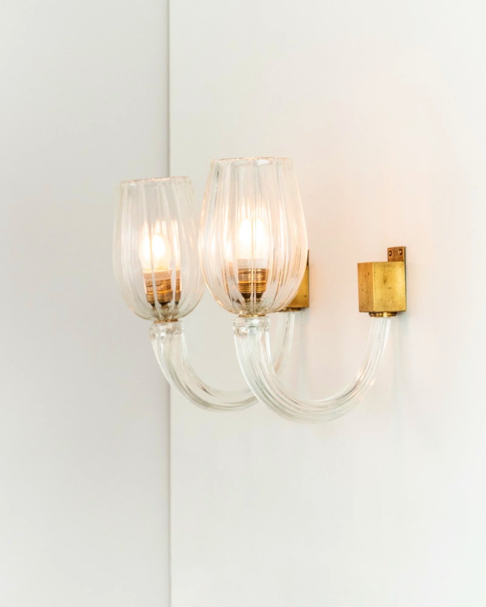 Aesthetiker+Wall+Light+Murano+Glass+Curved+Arm+Brass+Vintage_0004_IMG_0417.jpg