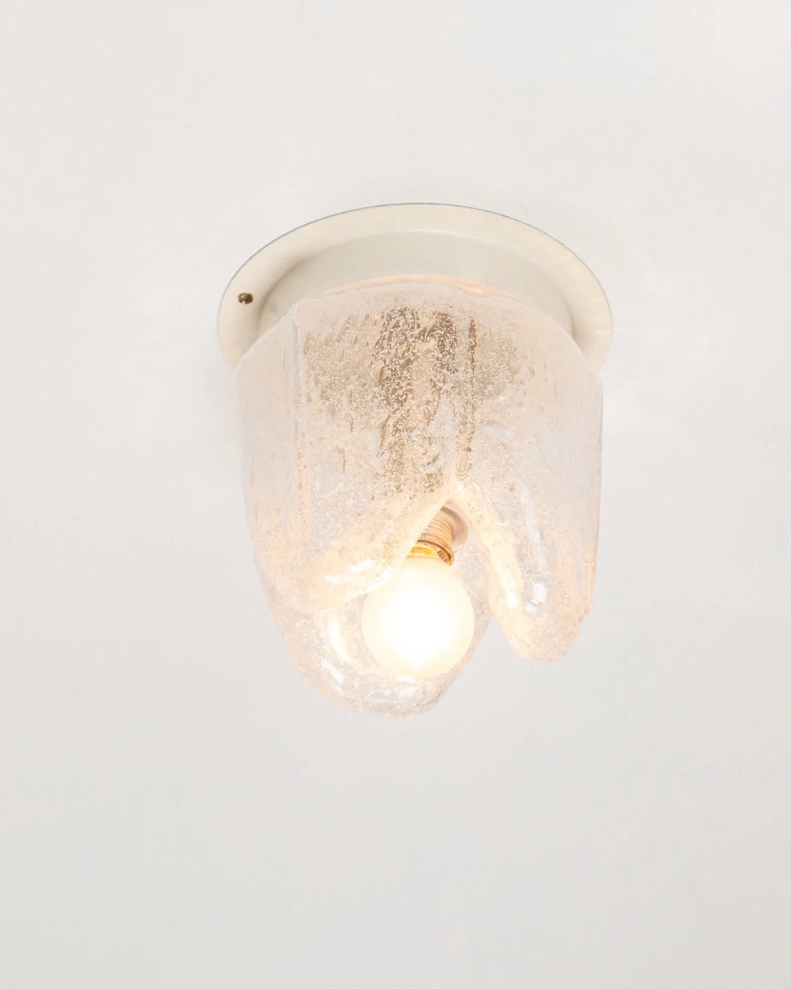 Aesthetiker%2B%2BCeiling%2BLight%2BDoria%2BIce%2BGlass%2BWhite%2BBase_0002__MG_1992.jpg