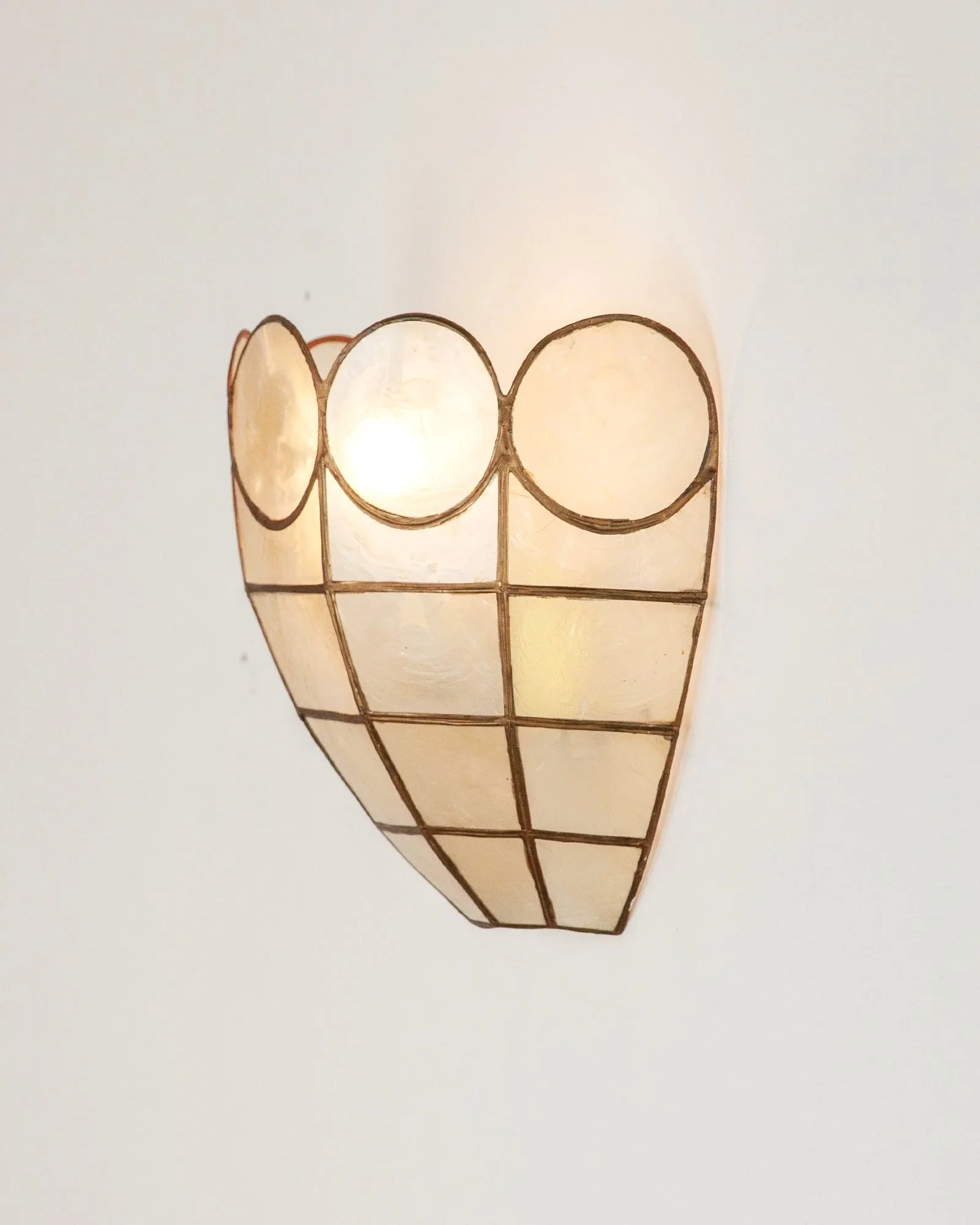 Aesthetiker+Wall+Light+Capiz+Shell+Brass+Mother+of+Pearl+Circular_0005__MG_0745.jpg