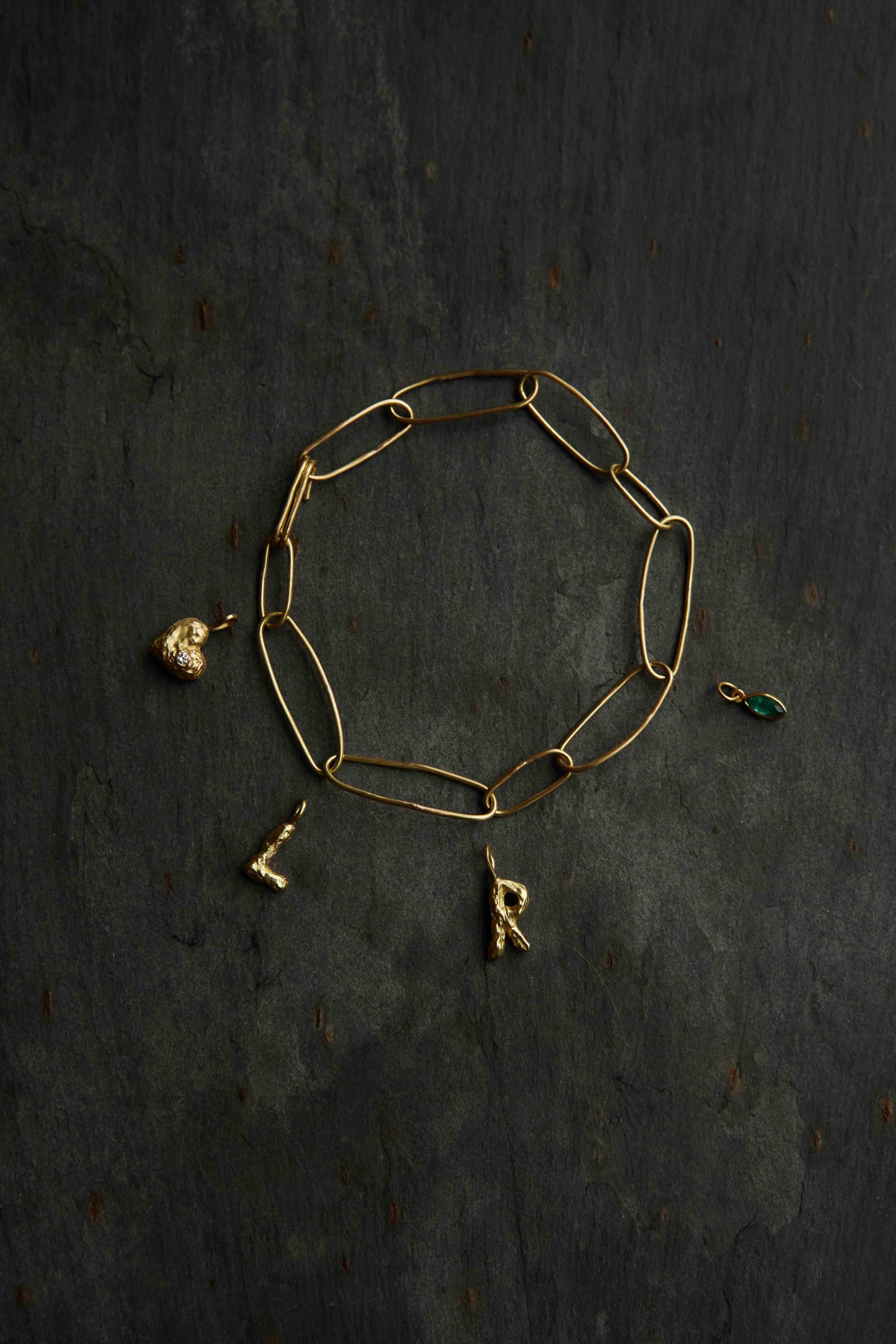 line rossau ellis armbånd vedhæng L R guld .jpg