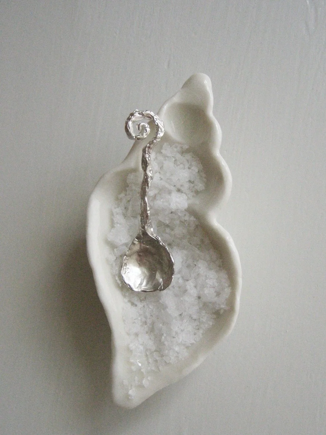 Odette 🤍🤍🤍 En lille ny tilf&oslash;jelse til dit hjem - til salt, sukker&hellip; eller noget helt tredje 🤍🤍🤍 Hvad ville du bruge den til?

#silverspoon #saltspoon #silver #homedecor #handmade #giftideas #jewellerydesign #homeaccessories #babysp