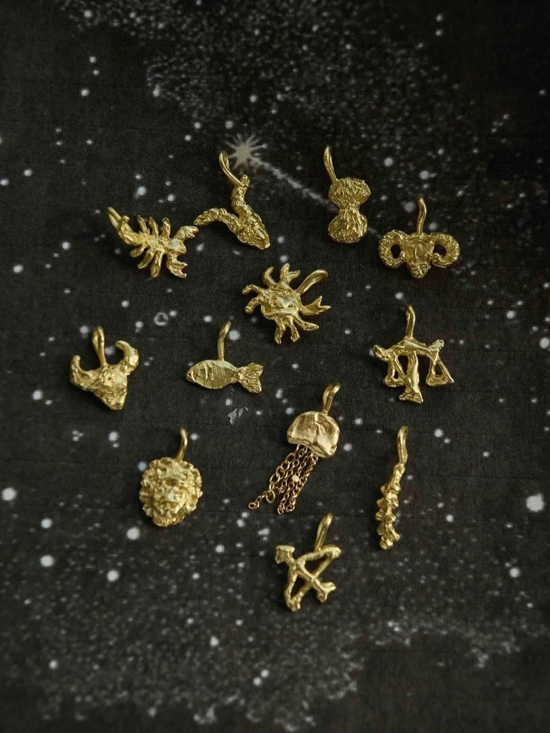 Nyhed: Star Stories 💫💫💫💫
⠀⠀⠀⠀⠀⠀⠀⠀⠀
Universet er i vores natur. Det guld, vi former smykkerne af, er født af stjerner, smeltet sammen i kosmiske eksplosioner længe før vores tid. Når vi bærer guld, bærer vi et