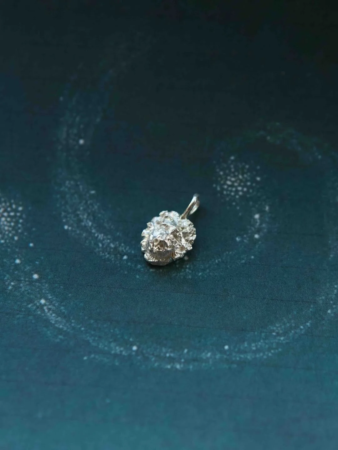 L&oslash;ve🤍
⠀⠀⠀⠀⠀⠀⠀⠀⠀
Et l&oslash;vehoved i gyldent sk&aelig;r. Majest&aelig;tisk og varmt. L&oslash;ven er selvtillid, gener&oslash;sitet og hjertevarme. Et symbol p&aring; gl&aelig;de, styrke og evnen til at skinne, uden at overskygge.