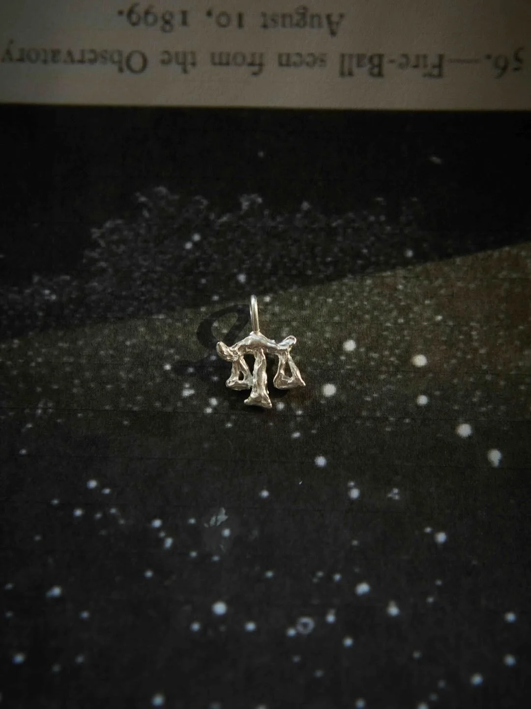 V&aelig;gt🤍
⠀⠀⠀⠀⠀⠀⠀⠀⠀
En klassisk v&aelig;gt, fint balanceret i guld &amp; s&oslash;lv. V&aelig;gten er harmoni, retf&aelig;rdighed og &aelig;stetisk sans. Et vedh&aelig;ng for dem, der s&oslash;ger sk&oslash;nhed i balance. I livet, i k&aelig;rligh