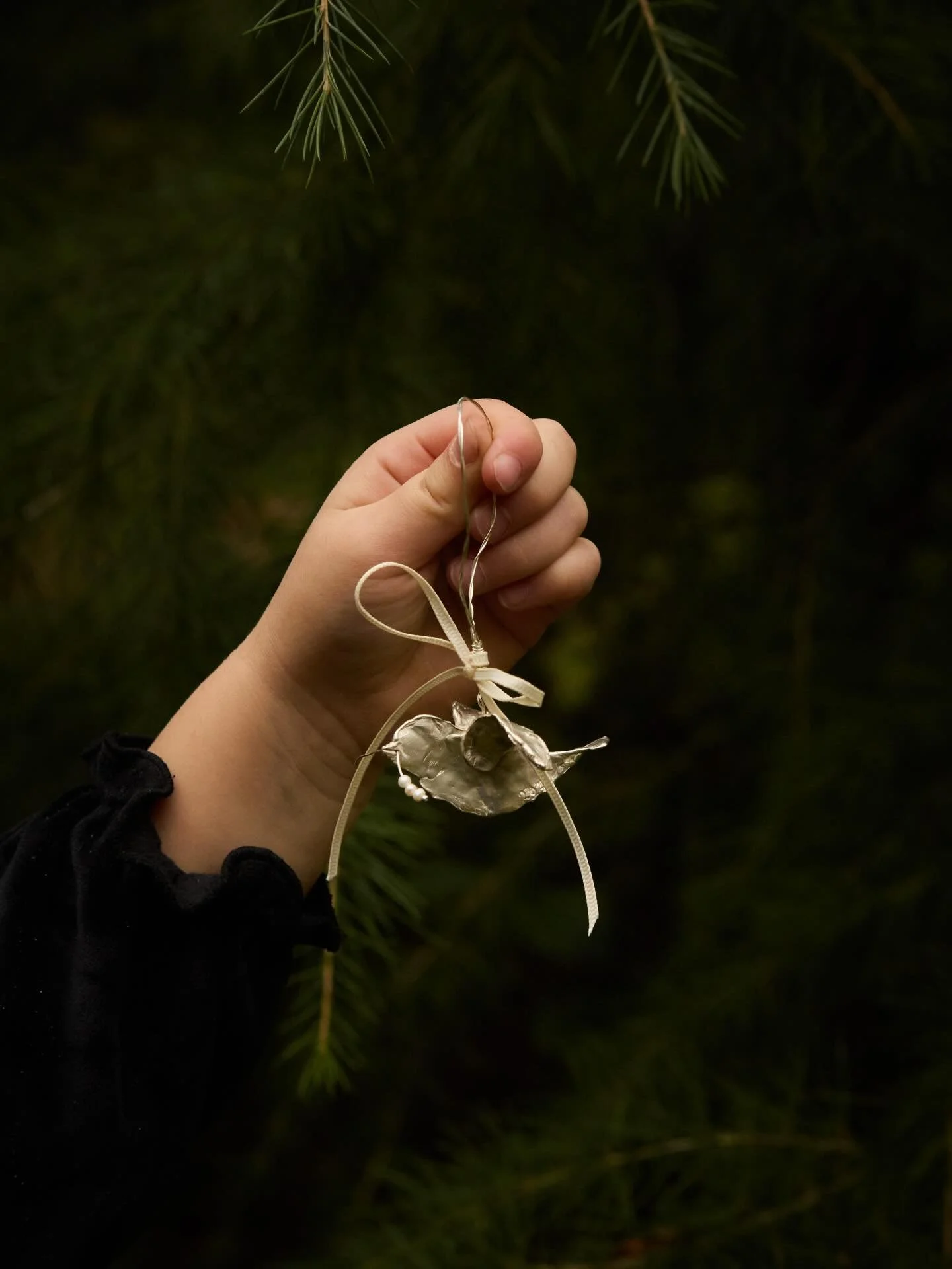 &Aring;RETS JULEPYNT🕊️🕊️🕊️

Hvert &aring;r laver vi et nyt unikt stykke julepynt, som kun kan f&aring;s i begr&aelig;nset antal. Dette &aring;rs julepynt er en smuk fredsdue i s&oslash;lv med ferskvandsperler🕊️🕊️🕊️🕊️

En fin og s&aelig;rlig ga