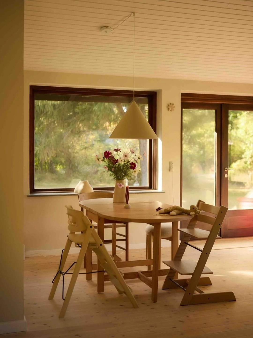 Da de flyttede ind, besluttede de at indrette huset, s&aring; enkelt som muligt. &rdquo;Der er f&aring; flader, man skal k&oslash;re en klud over, og p&aring; den m&aring;de fokuserer vi p&aring; at kunne slappe af heroppe i stedet for at tiden g&ari