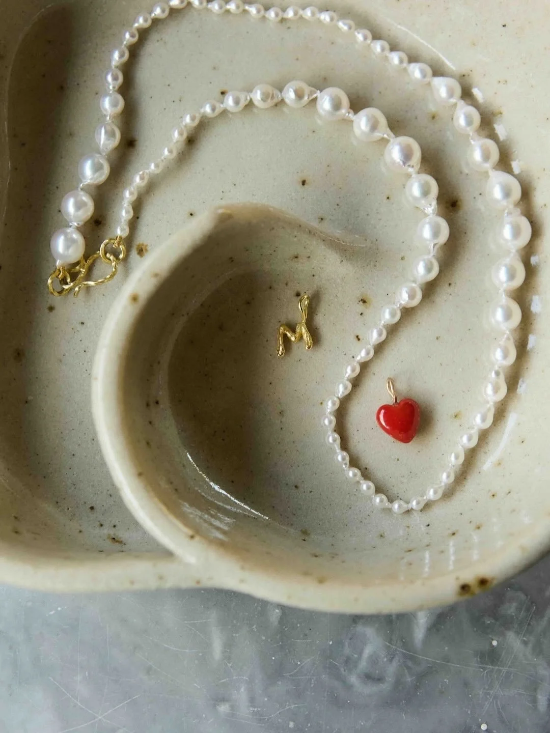 Smykker har en helt s&aelig;rlig betydning for Andrea. Modsat t&oslash;j har smykker ikke andet form&aring;l end at pynte sig, og ofte har de en st&oslash;rre betydning, da det er noget, man har sparet op til, arvet eller siddet og lavet.
⠀⠀⠀⠀⠀⠀⠀⠀⠀
S