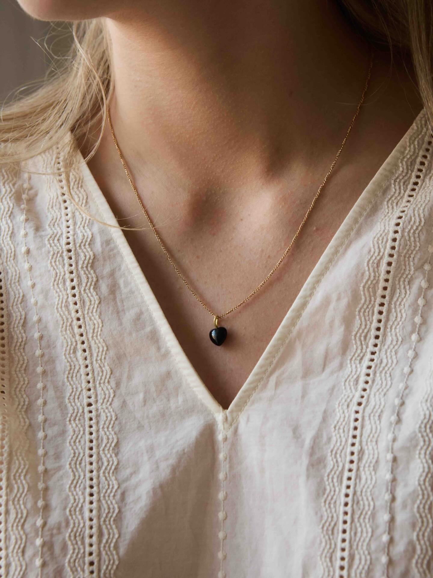 Black Friday🖤

I dag st&aring;r vores sorte Amy-hjertevedh&aelig;ng i centrum sammen med k&aelig;rligheden til kvalitet og det gode h&aring;ndv&aelig;rk.Vi skaber smykker, der er lavet til at blive b&aring;ret og holde l&aelig;nge. Derfor er vores p