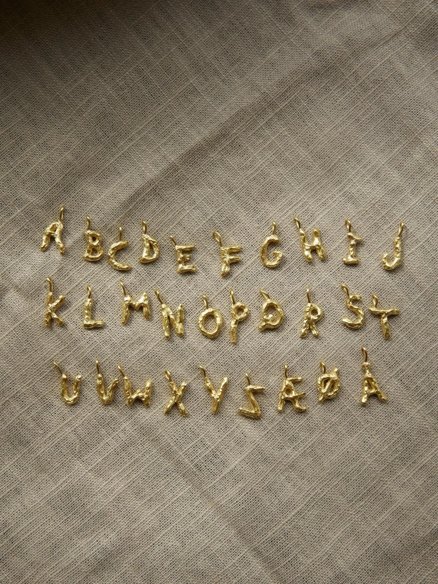 En personlig julegave🤍🤍 My Favorite Letter. 
Findes i 2 st&oslash;rrelser. B&aring;de i guld og s&oslash;lv. Find dem alle online🤍🤍🤍