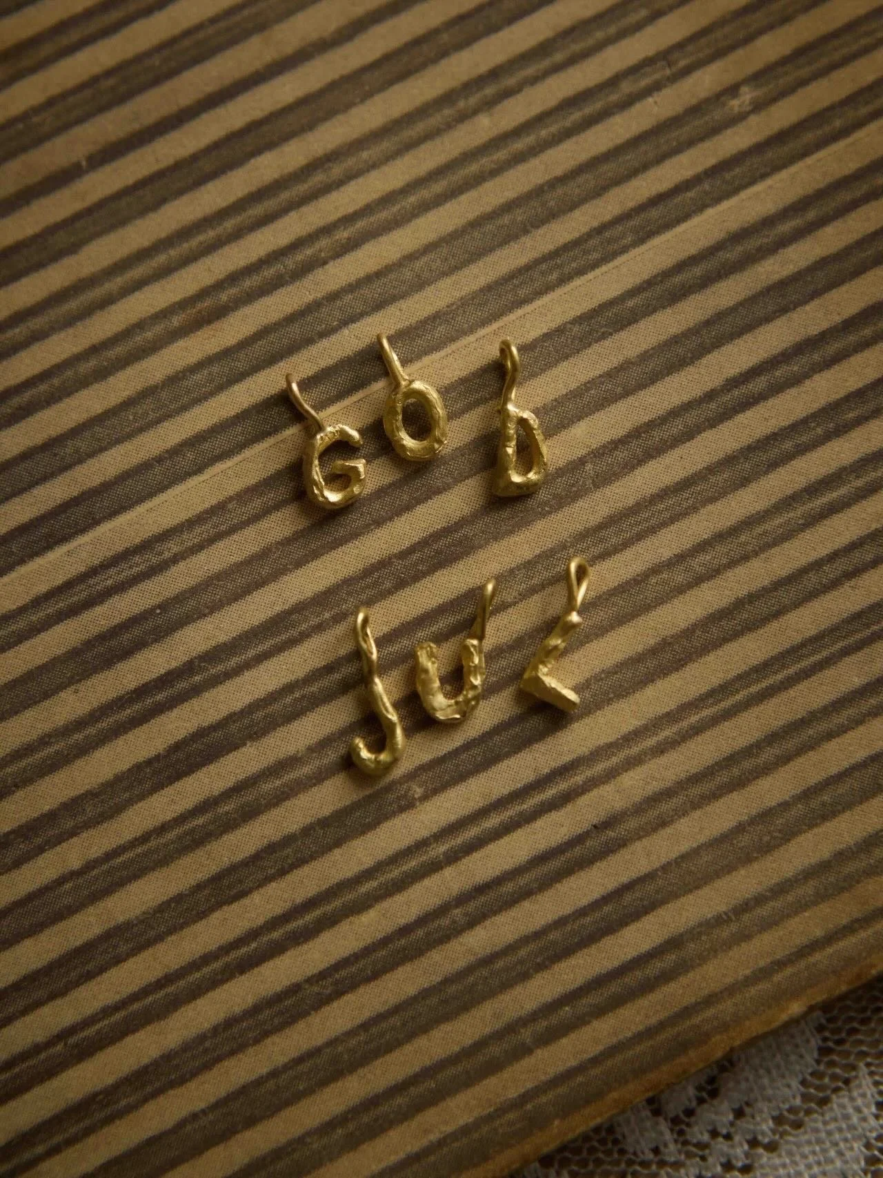 K&aelig;re kunder,
 
Vi &oslash;nsker jer gl&aelig;delig jul og h&aring;ber, at de sm&aring; pakker, som jeres k&aelig;re har k&oslash;bt hos os, vil bringe gl&aelig;de.
 
Tak for en travl men hyggelig december. Vi gl&aelig;der os til at skabe endnu 