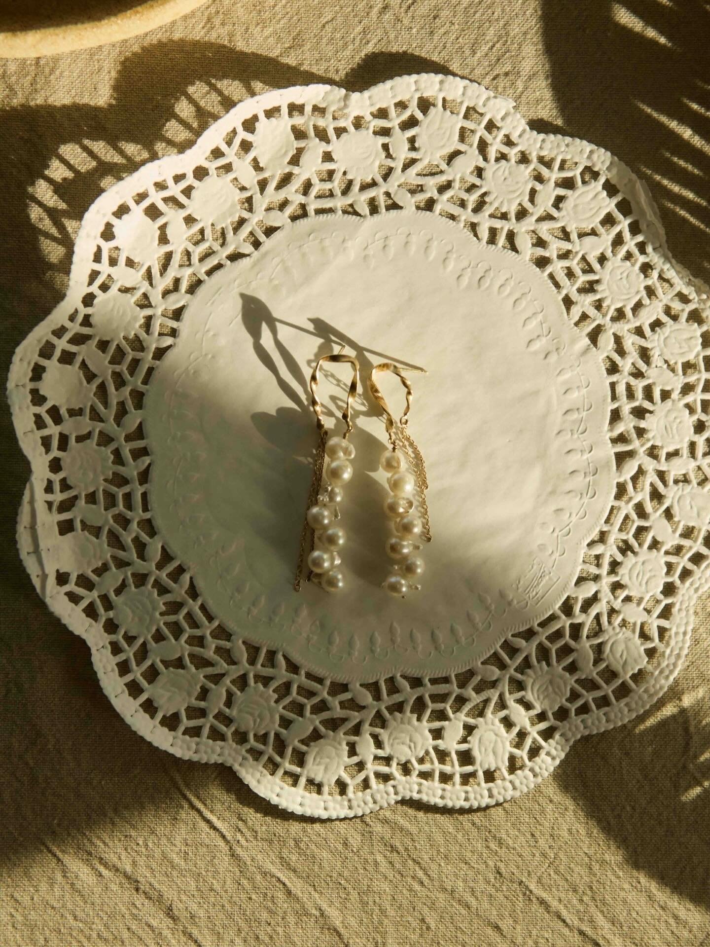 A pair of beautiful grand pearl earrings from our photo shoot at Marie Louise&rsquo;s home. It&rsquo;s already almost 2 years ago. Time flies🪴