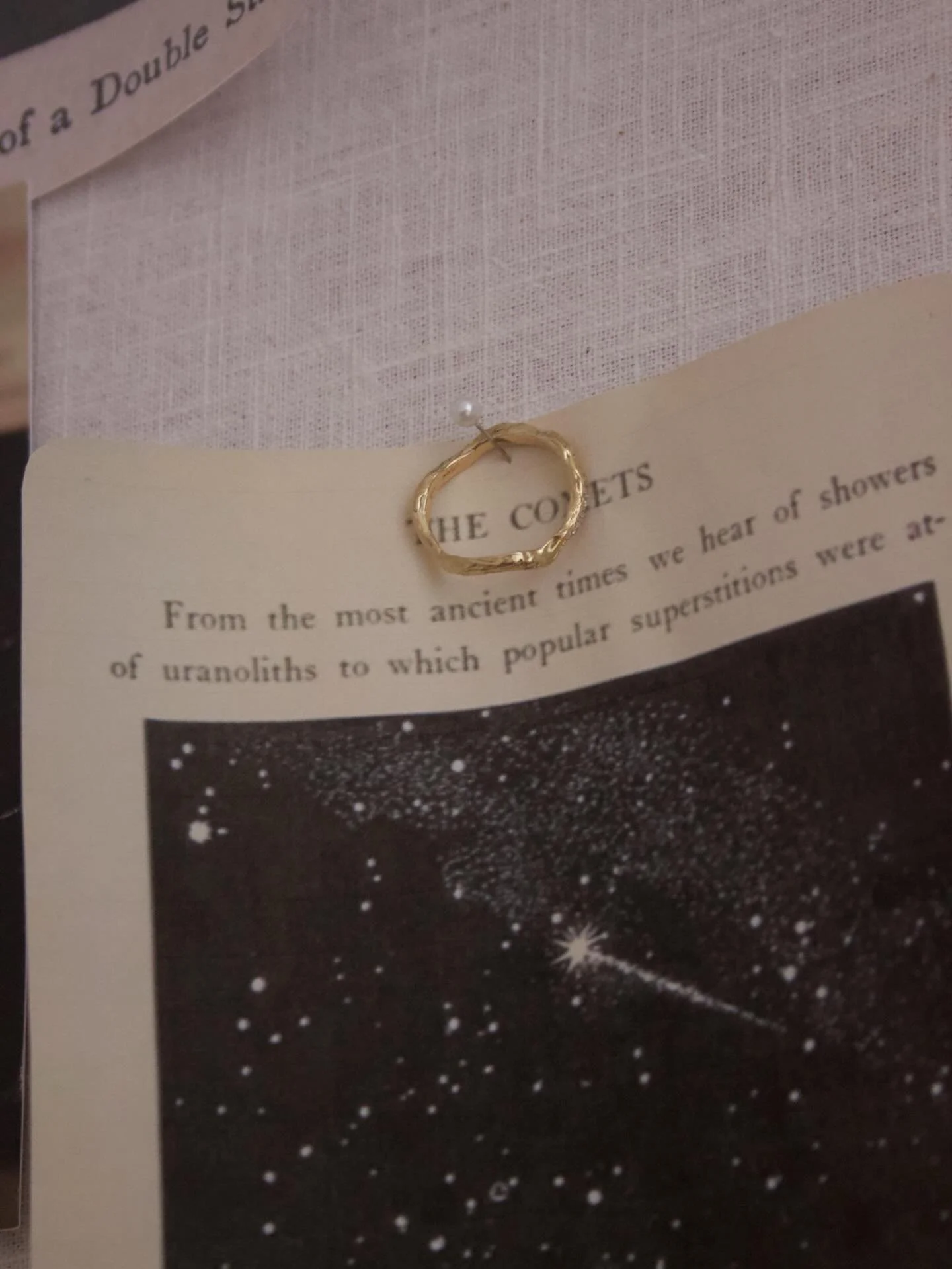 Jeg lovede at dele lidt om mine egne ringe. Dage blev til uger, og s&aring;dan g&aring;r det nogle gange med b&oslash;rn og meget andet. Men nu forts&aelig;tter jeg med en ring, som har en helt s&aelig;rlig plads i mit hjerte, Nemlig Shooting Star.
?