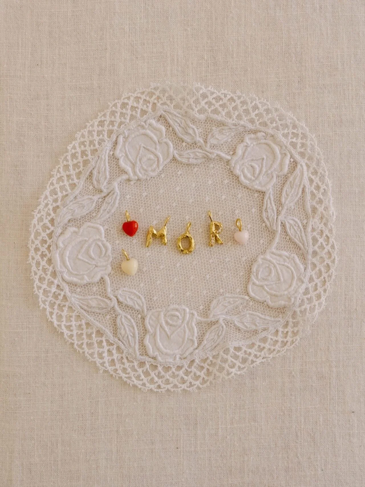 MORS DAG 💝💝💝💝💝
⠀⠀⠀⠀⠀⠀⠀⠀⠀
I dag er en helt s&aelig;rlig dag, hvor vi fejrer alle m&oslash;dre.
Dem der k&aelig;mper for at blive m&oslash;dre.
Dem der elsker at v&aelig;re det.
Dem vi har mistet.
Og dem, for hvem moderskabet er alt andet end let.