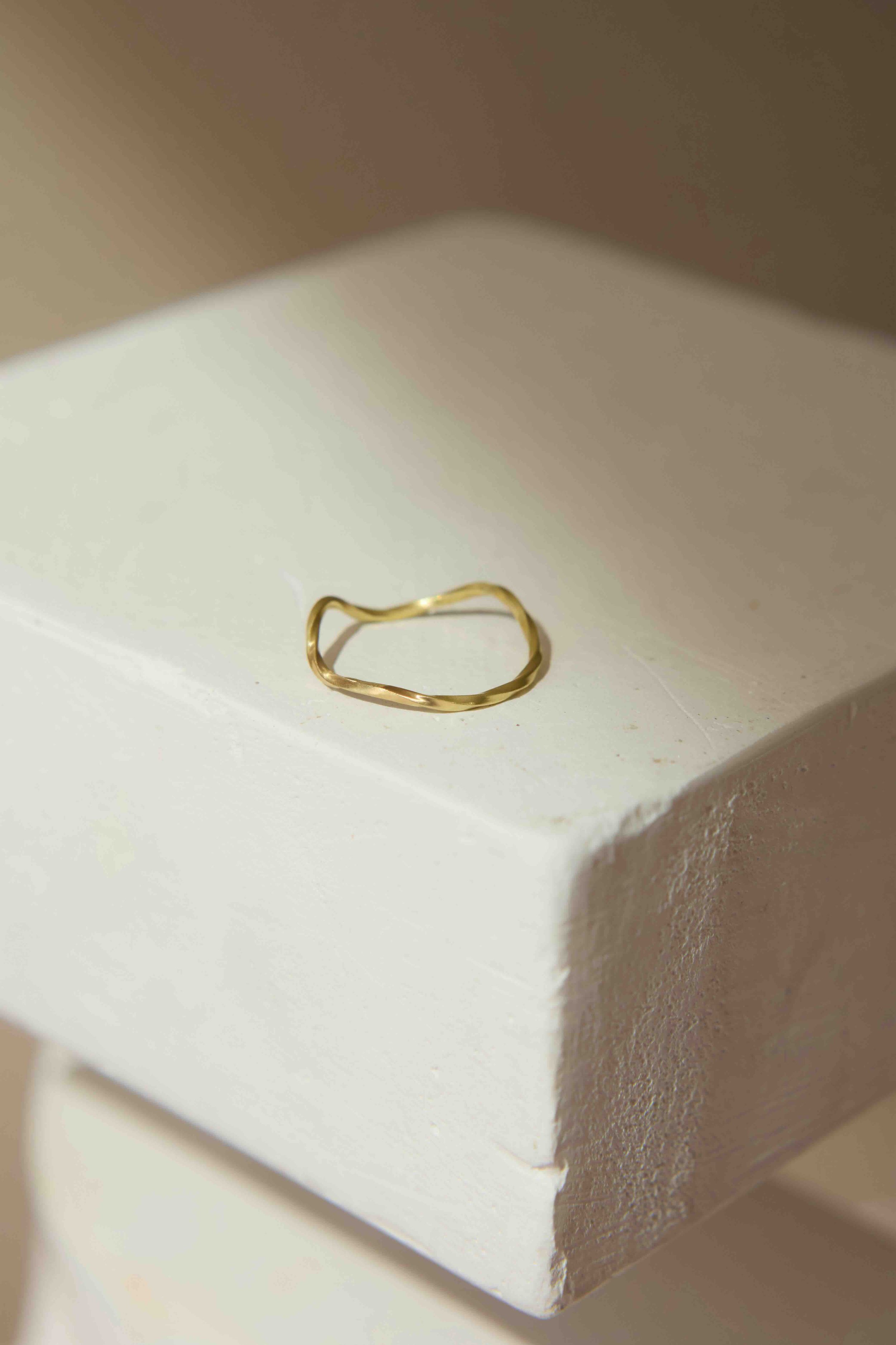 May Ring Guld Line Rossau.jpg