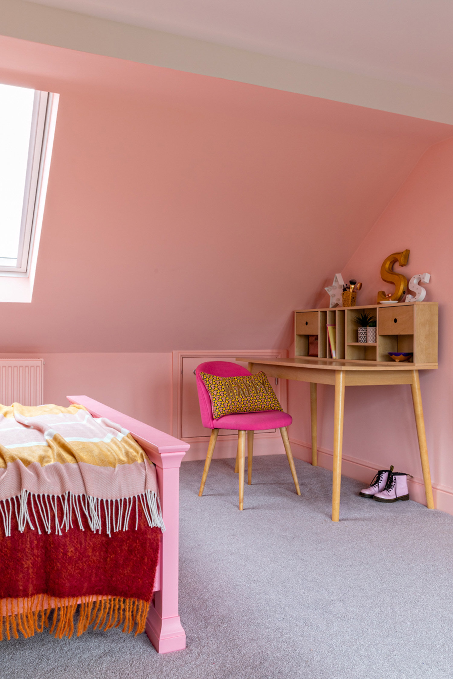 vic-22-yellow-pink-bedroom.jpg