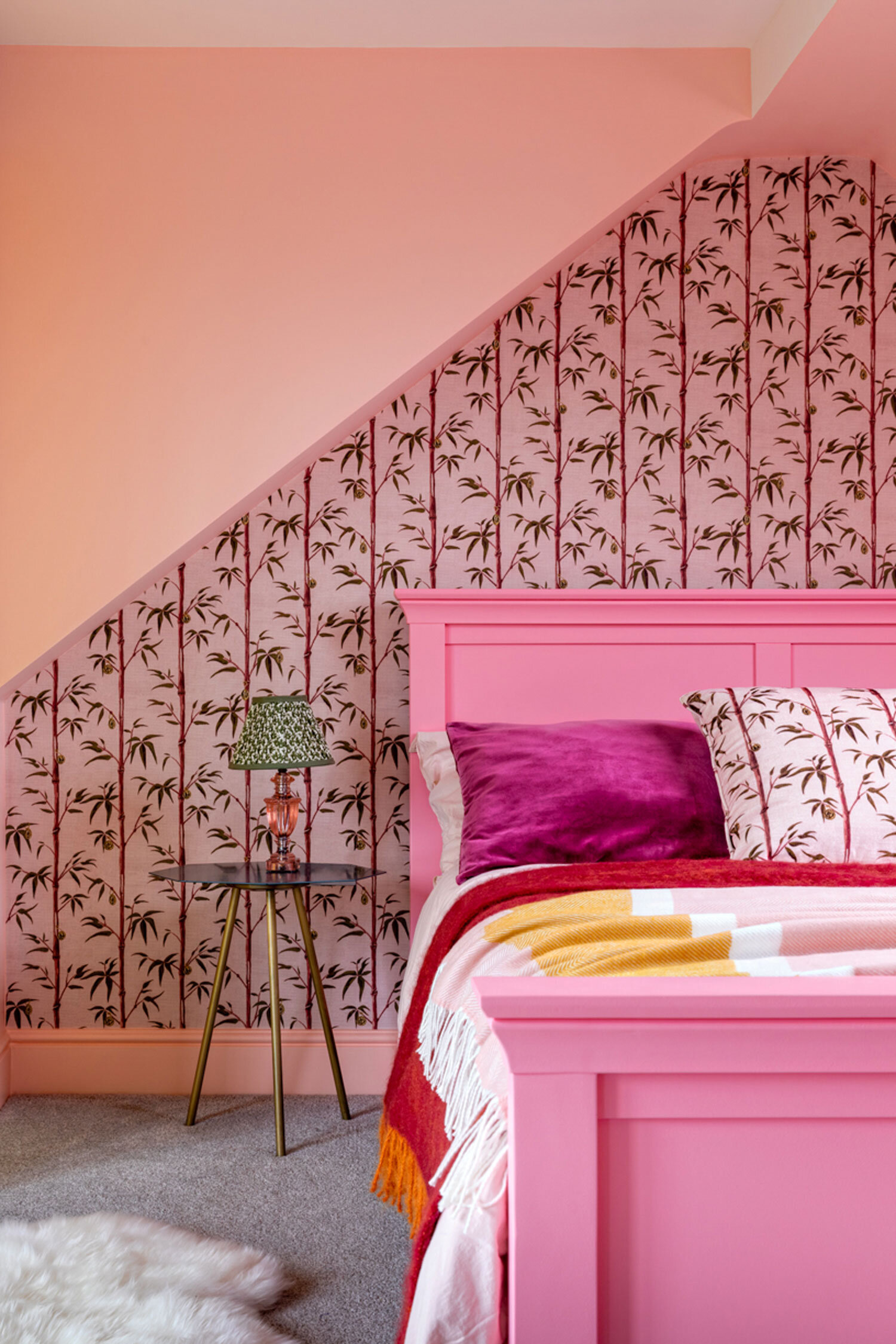 vic-20-yellow-pink-bedroom.jpg