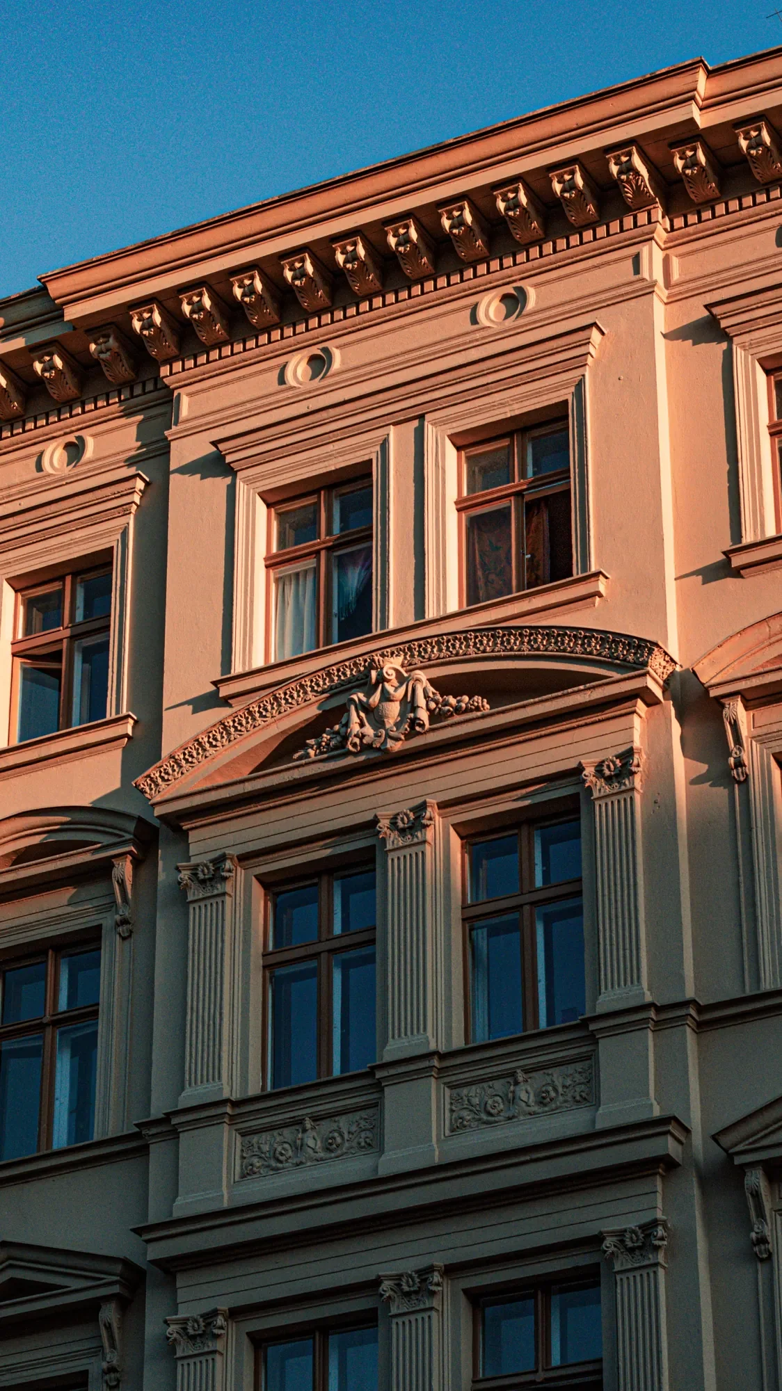 Berliner Altbau-Fassade im warmen Abendlicht – Foto von Ömer Gülen auf Pexels