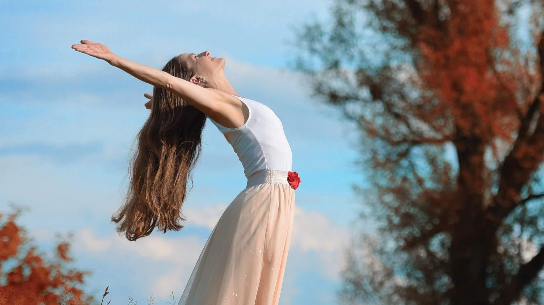 Kvinna står på huvudet. Kurser i FAMO focus (tidigare Slings Essentals). Cecilia Douglas.