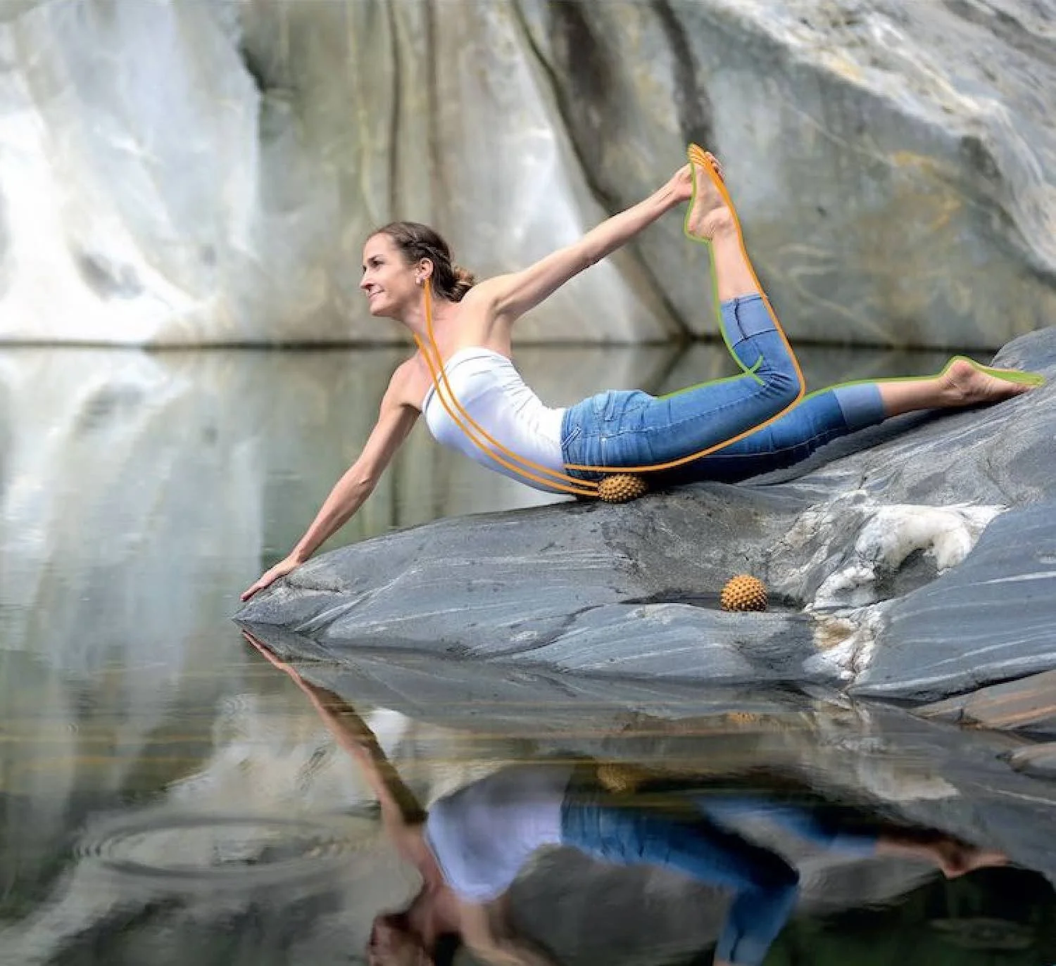 Grupprörelse, armar bakom nacke. Kurser i FAMO Practice (tidigare Slings in Motion Blend). Cecilia Douglas.