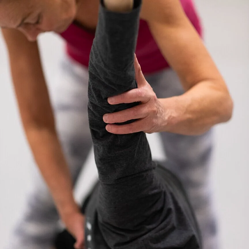 Person som hjälper annan person med armövning.