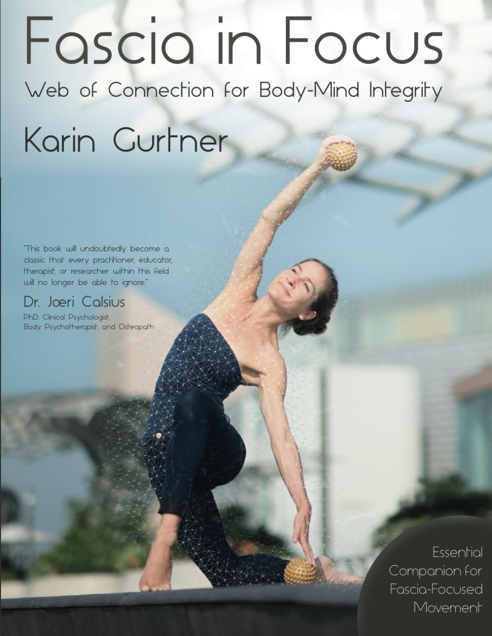 Bokomslag för 'Fascia in Focus' med en kvinna som gör en yogaposition utomhus, med handen på en massageboll.
