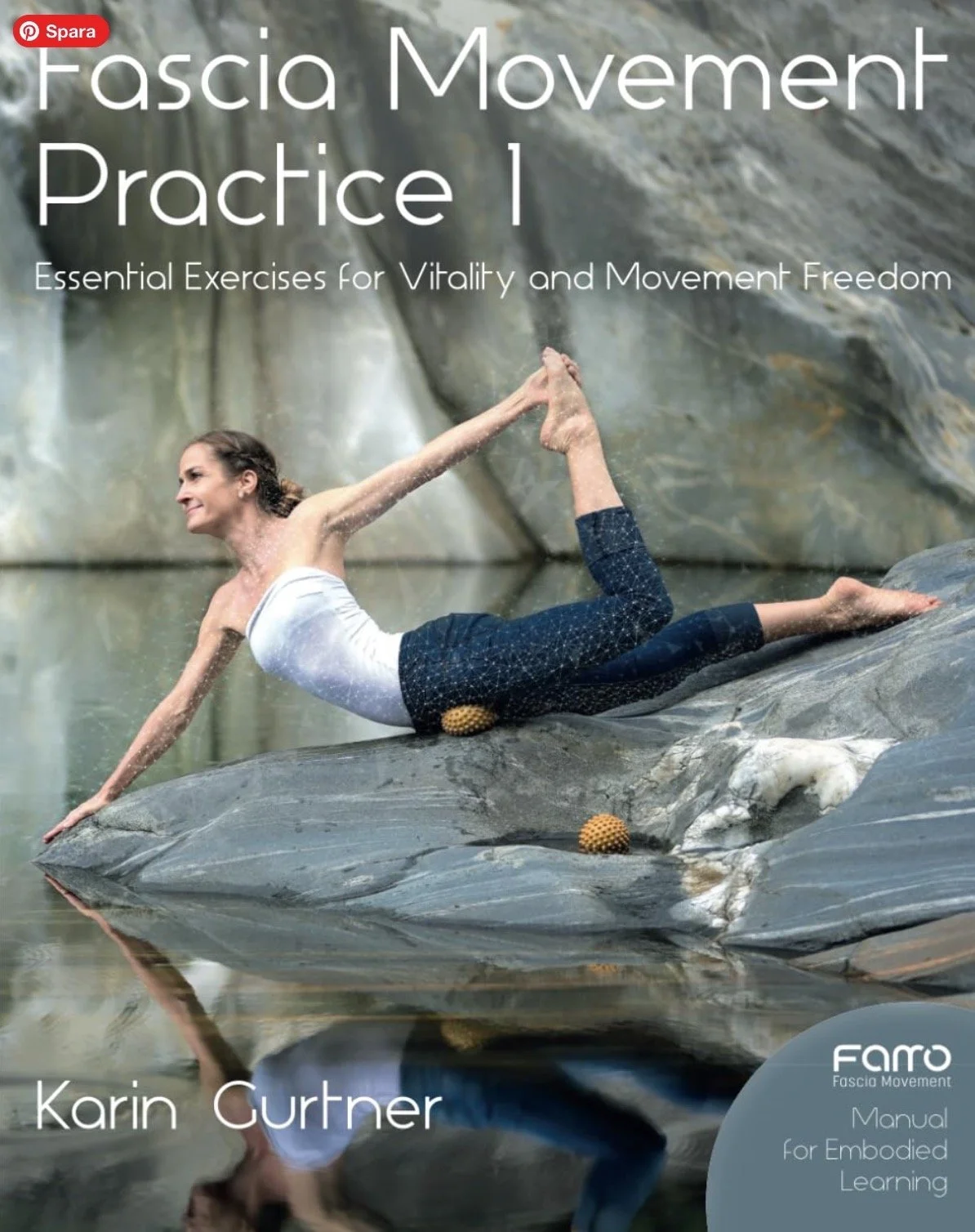 Bilden visar en kvinna som utför en yogaövning på en sten i vatten, med texten 'Fascia Movement Practice 1' och beskrivning 'Essentiella övningar för vitalitet och rörelsefrihet'.