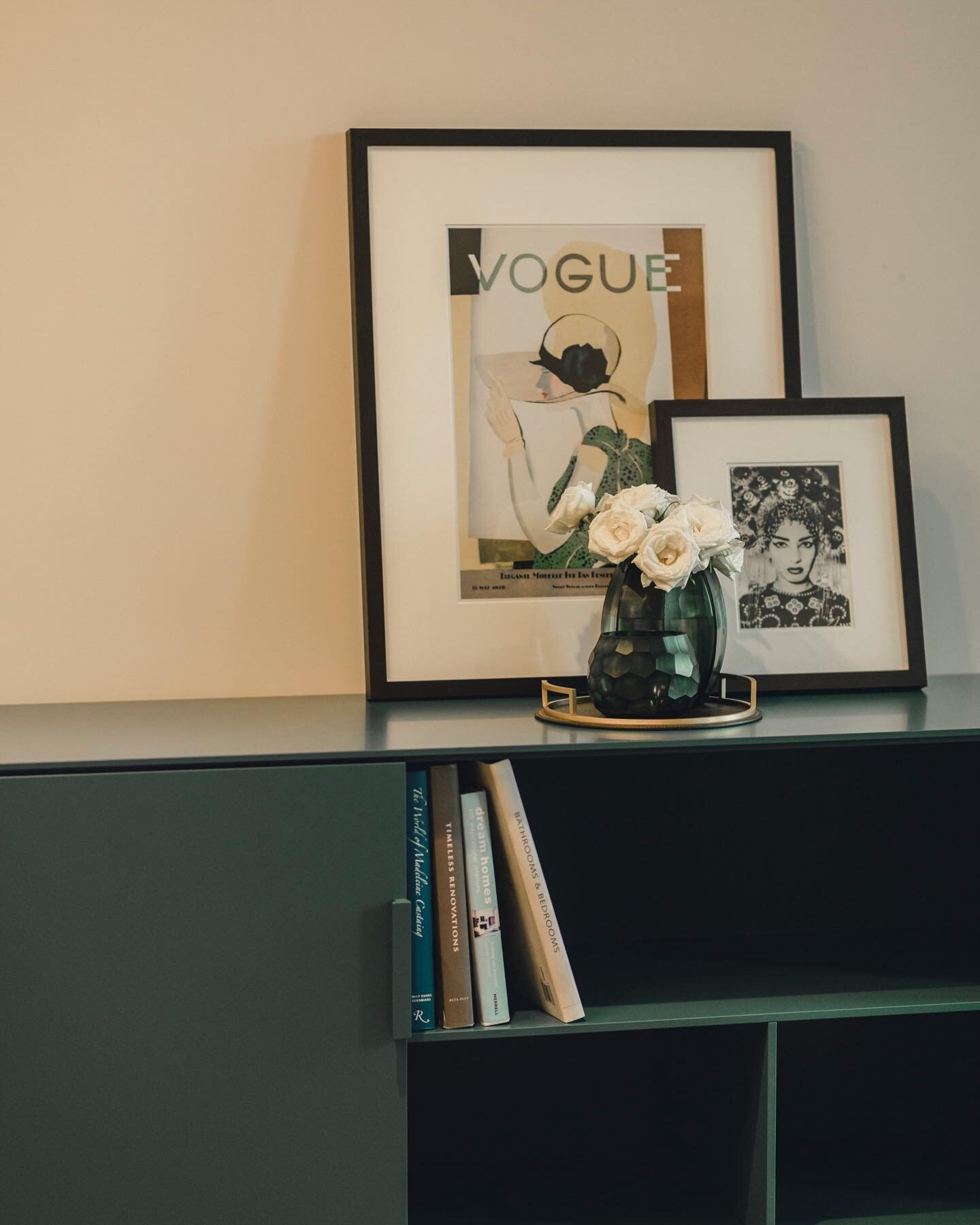 Details by @lacasainteriors.li 🌕
.
.
.
.
.
#interior #hotel #hotelvaduz #vaduz #interiorhotel #hoteldetails #liechtenstein #hotelgetaway #weekend #weekendvibes #stylediary #hotelblogger #hotelboutique #boutiquehotel