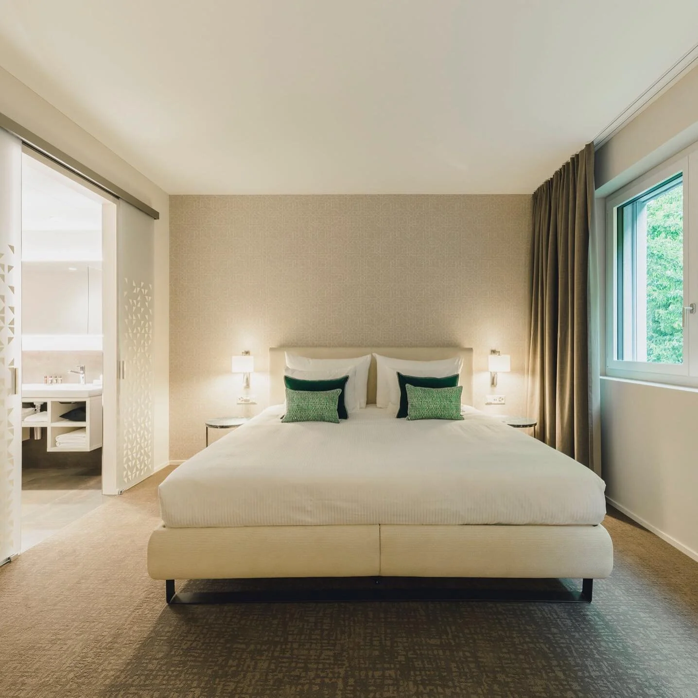 Wir sind offen 👋🏻 &Uuml;bernachten im h&ouml;chsten Geb&auml;ude von St&auml;dtle 
.
.
.
.
.
#interiordesign #interior #suite #hotel #luxurylifestyle #luxuryhotel #hotelhideaway