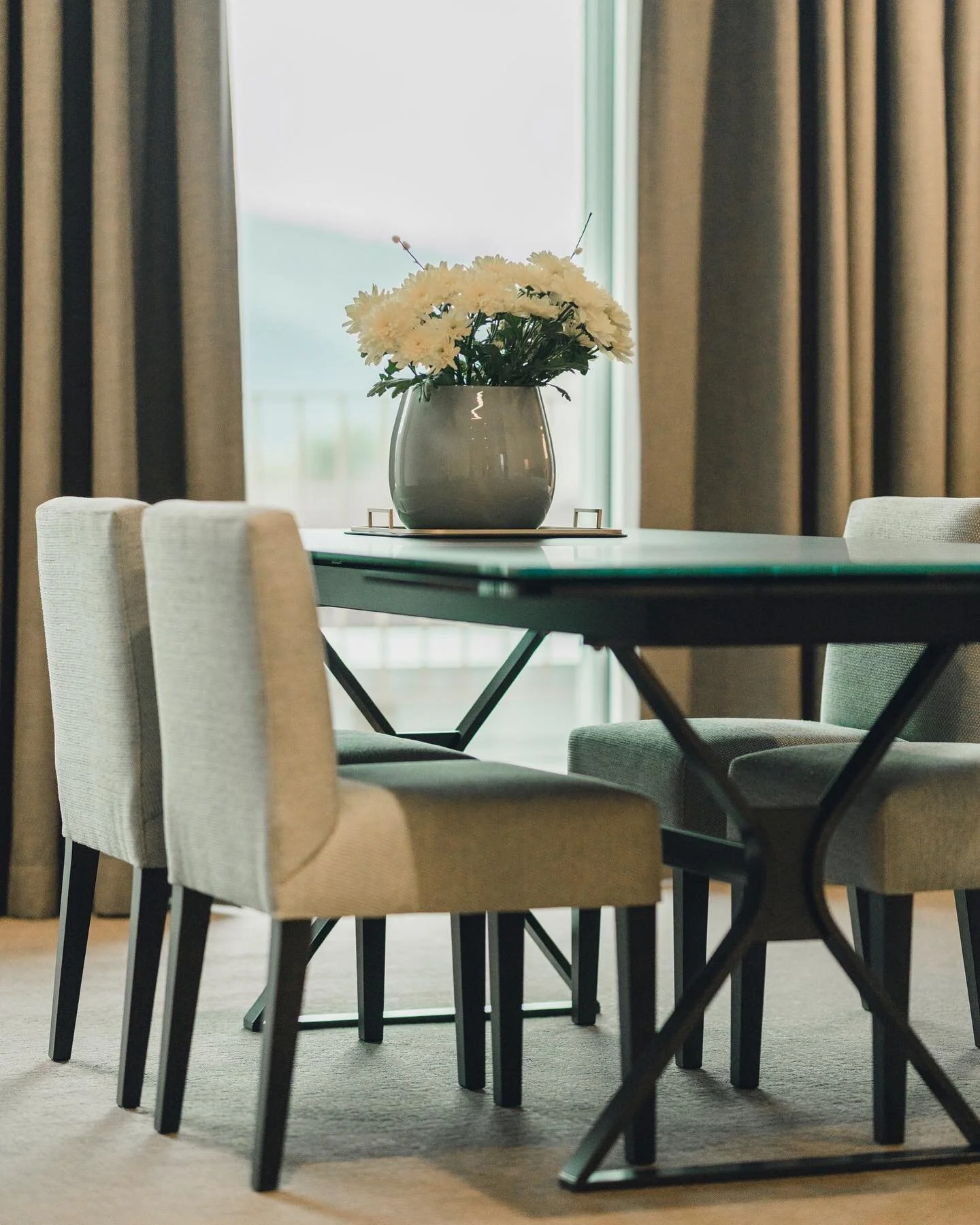 Einblick 👀 in unsere 80m2 grosse Boutique Executive Suite - einfach nur purer Luxus ❄️ 
.
.
.
.
.
.
#boutiquehotel #hotel #hotelliechtenstein #hotellifestyle #liechtenstein #vaduz #zemma #hotel #roominspiration #roomdecor #interior