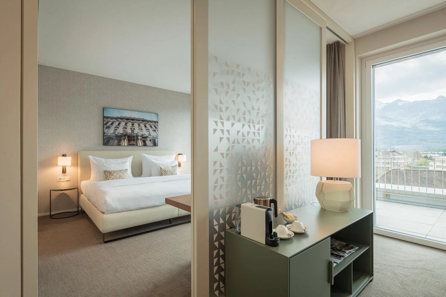 Entdecke Liechtenstein 🇱🇮 Mit Ausblick auf die Schweizer Berge und das Vaduzer St&auml;dtle - unsere Boutique Zimmer 💐 #purecomfort 
.
.
.
.
.
#boutiquehotel #hotel #interiordesign  #interior #switzerland_vacations #switzerland_destinations #liech