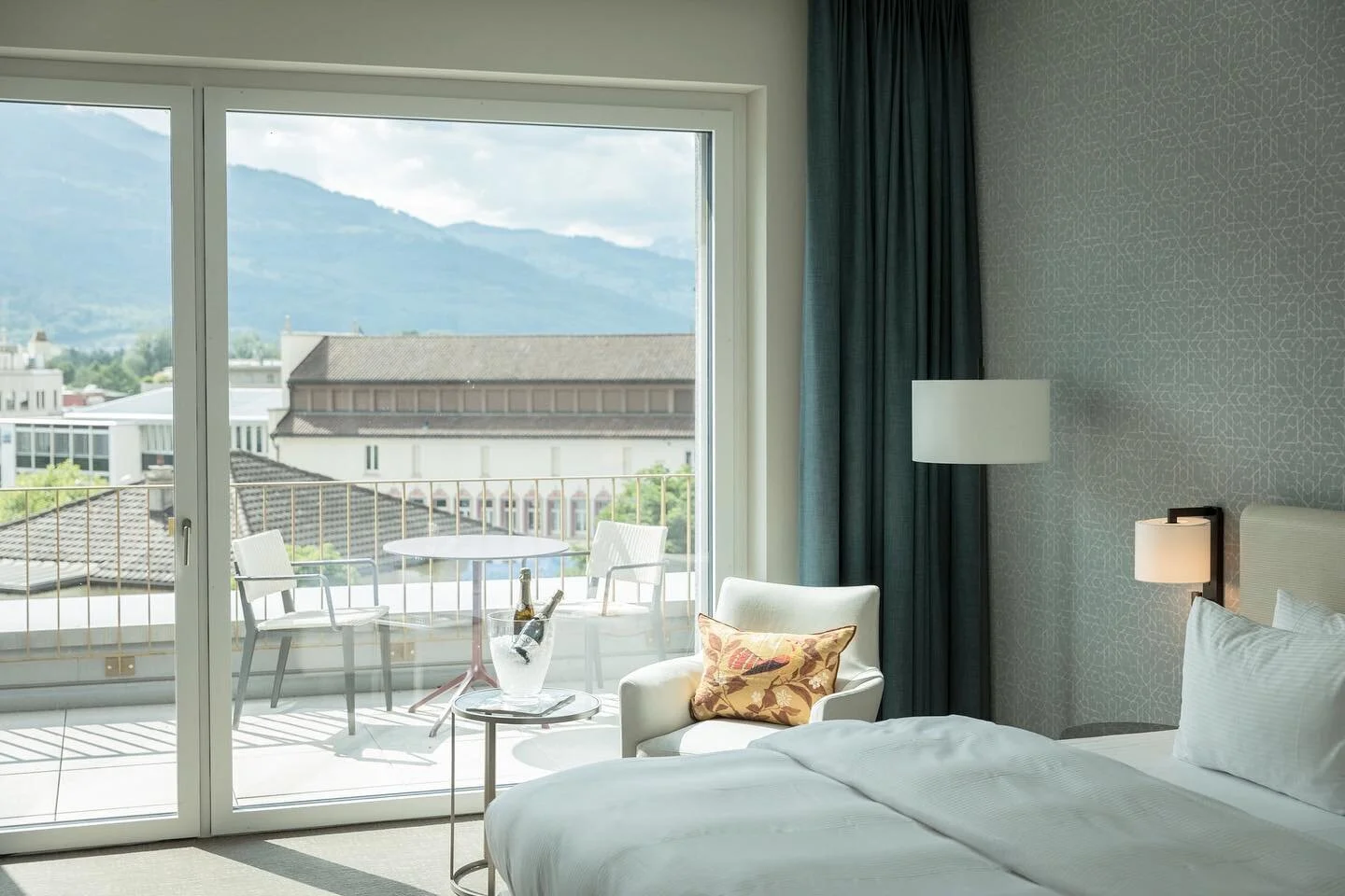 Shiny days 🌤 geniesse eine fantastische Aussicht in unseren Boutique Zimmern 🦋
.
.
.
.
.
.
#zimmer #rooms #hotel #luxury #roomwithaview #hotelhideaway #hotelrooms #boutique #boutiquehotel #liechtenstein #travelblogger