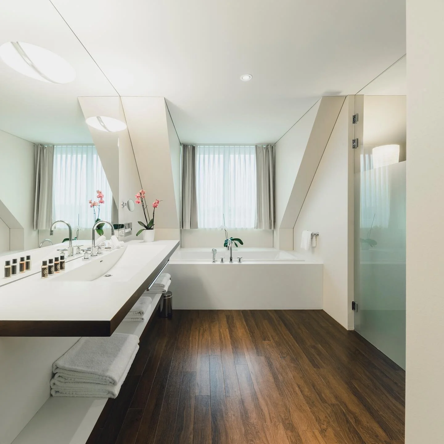 Ein Wochenende in purer Entspannung 🛁 mit Ausblick auf&lsquo;s Vaduzer St&auml;dtle ✨ 
.
.
.
.
.
.
.
.
#bathwithaview #hotel #boutiquehotel #liechtenstein #vaduz #weekendvibes #weekendgetaway #secrethideaway