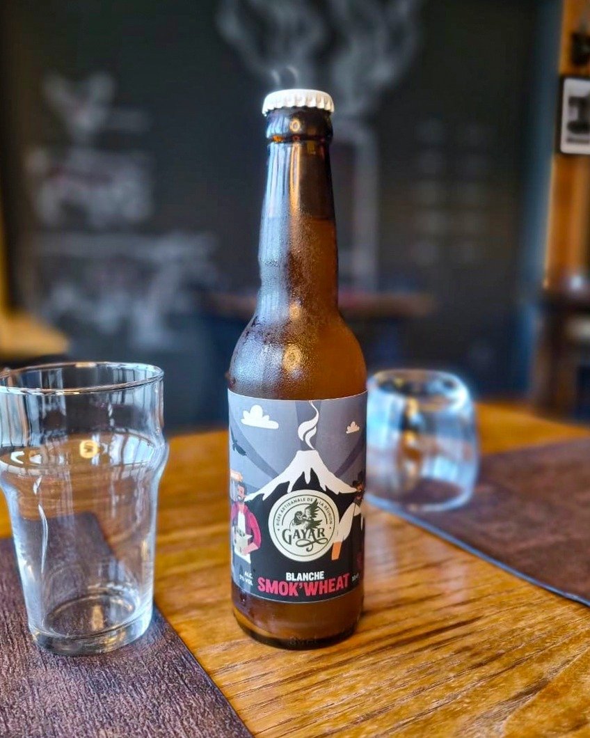 Gayar ot&eacute; 🍻🌋✨

Notre bi&egrave;re en collaboration avec @bieregayar Une bi&egrave;re blanche aux notes fum&eacute;es et bois&eacute;es 🌋

𝗦𝗨𝗥 𝗣𝗟𝗔𝗖𝗘 &amp; 𝗘𝗠𝗣𝗢𝗥𝗧𝗘𝗥
𝙈𝙚𝙧 𝙖𝙪 𝙎𝙖𝙢 : 11h30-13h30 et 18h30-21h30
𝐒𝐦𝐨𝐤'𝐞𝐚