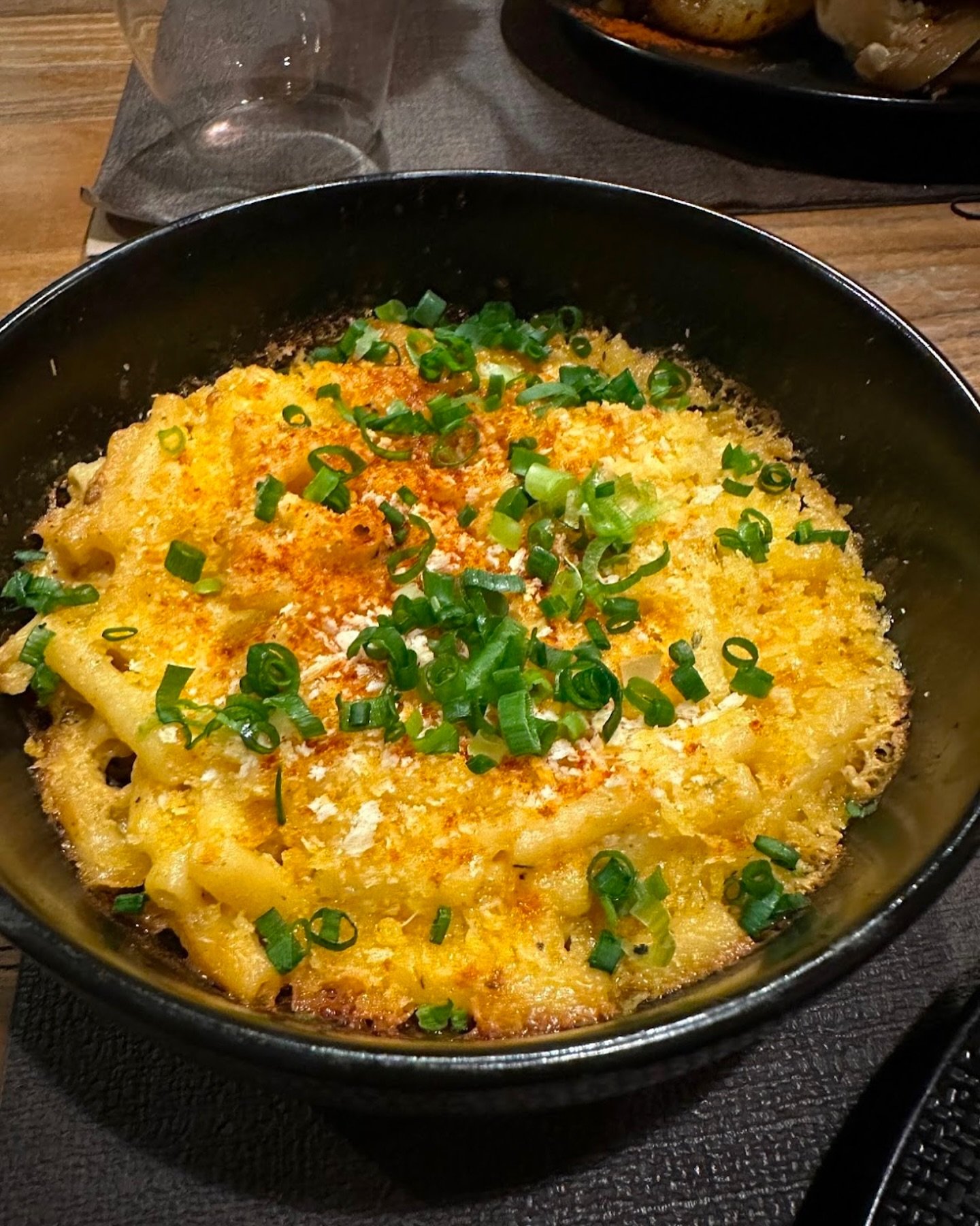 Fromage fondant, p&acirc;tes cr&eacute;meuses, notre mac &amp; cheese ultra gourmand pour accompagner nos sp&eacute;cialit&eacute;s fum&eacute;es 😋

📸 ald&eacute;atchy

👉 R&eacute;servation sur place par téléphone au 0693 87 98 40 ou sur notre s