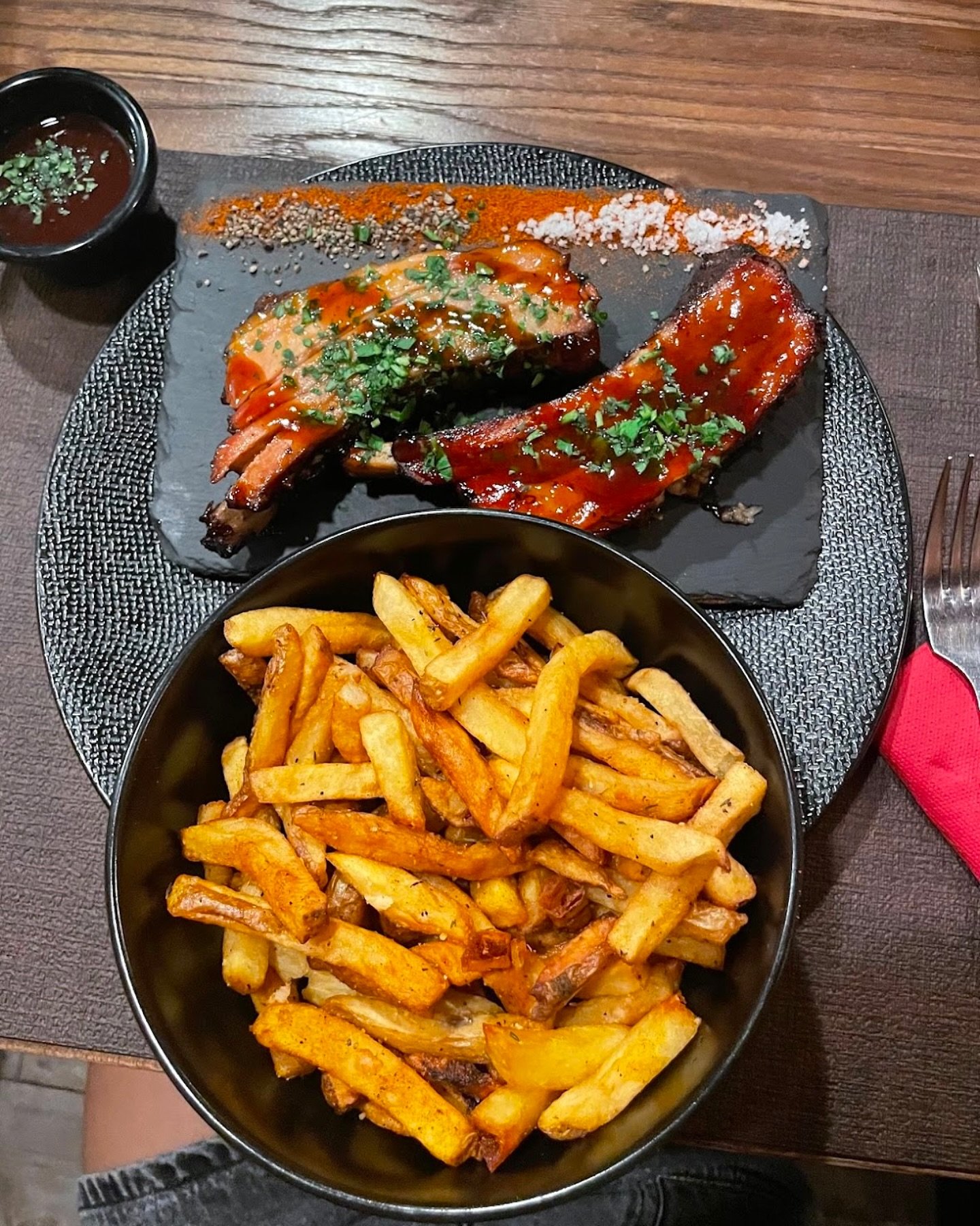 Des ribs fondants, des frites croustillantes et ce petit go&ucirc;t fum&eacute; irr&eacute;sistible 🌋 Toi aussi viens te r&eacute;galer chez Smok&rsquo;eat du mercredi au samedi 🔥

📷 merci @benjamin vienne

👉 R&eacute;servation sur place par tél