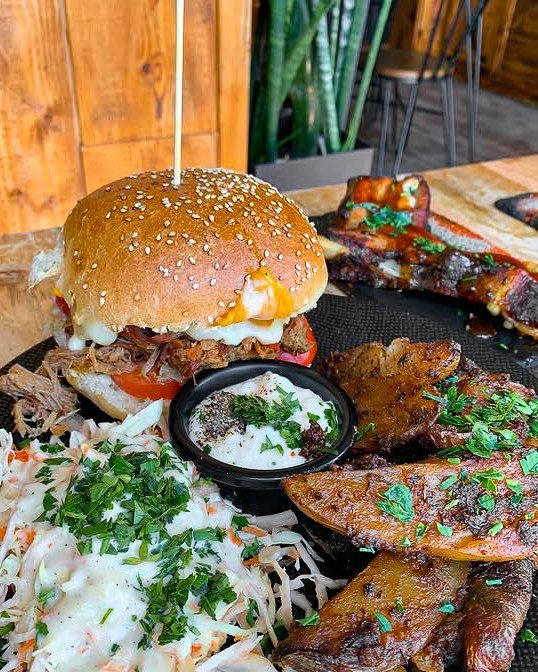 Que tu sois pour la pause d&eacute;j ou un bon gros kiffe, fais-toi plaisir avec un bon burger &agrave; la viande fum&eacute; en formule du midi 🔥🍔

Et en ce moment, le chef te propose une recette &agrave; tomber : Le Jamaican. Une recette &agrave;