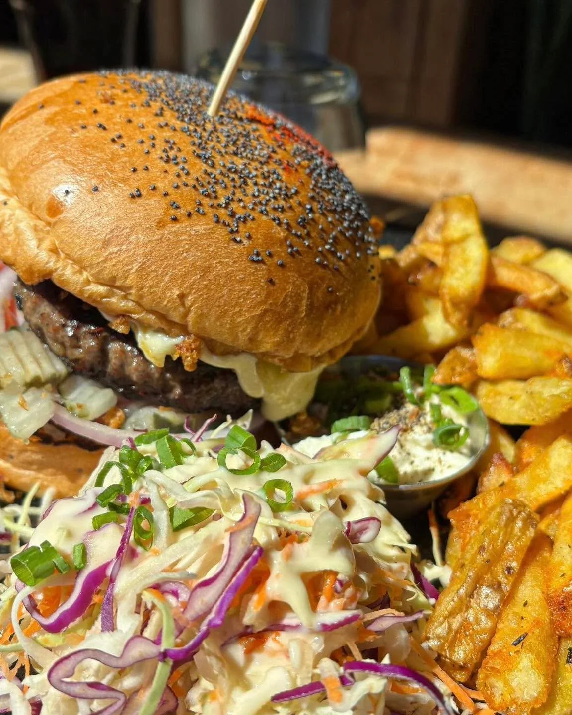 OH MY DEAR 😍 

Une de nos recettes iconiques de Burger. Un bon steak de cerf bien tendre du domaine Moka de Palmas, une touche d&rsquo;acidit&eacute; avec nos pickles de concombres maison, de la tomate, de l&rsquo;oignon, du persil, de l&rsquo;Alaba