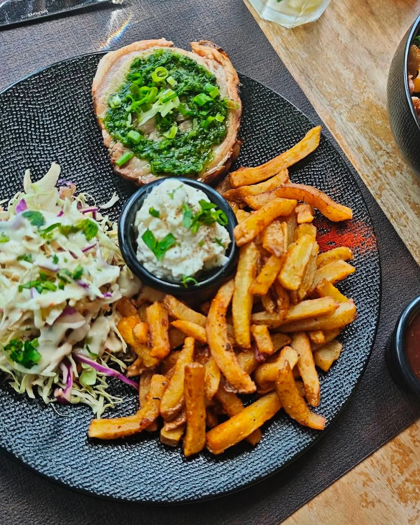 Le midi chez Smok&rsquo;eat 🌞

On a le bon plan pour ta pause d&eacute;j. Du mercredi au vendredi profites de notre formule du midi &agrave; 23&euro; comprenant :
🍔 au choix un burger (hors oh my dear et brisket burger) OU porchetta OU poulet Alaba