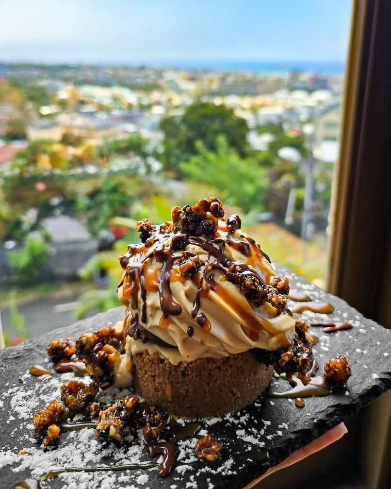Nouvelle dinguerie du chef : 𝗧𝗵𝗲 𝗠𝗼𝘂𝗻𝘁𝗮𝗶𝗻 𝗼𝗳 𝗗𝗲𝗹𝗶𝗴𝗵𝘁𝘀 😍

Ganache chocolat glac&eacute;e, cr&egrave;me praline caramel beurre sal&eacute; &agrave; la vanille de Madagascar frais sur base de biscuits torr&eacute;fi&eacute;s 🙃 En 