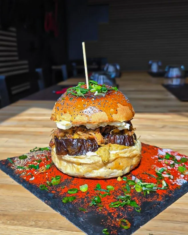 M&eacute;dit&eacute;ran&eacute;en 🌞🍆🍔

Un burger qui sent bon le soleil, g&eacute;n&eacute;reux et savoureux &agrave; base d'houmous maison, de bringelle r&ocirc;tie, de feta et de sauce blanche. Dispo en version v&eacute;g&eacute; (oeuf au plat e